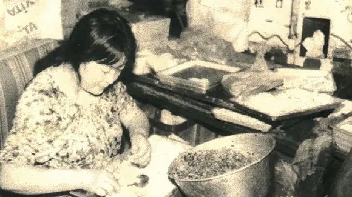 Determined to carve out a better future, Zang, above, set up a small dumpling stall at the bustling Wan Chai Pier to sell home-made dumplings. Photo: QQ.com