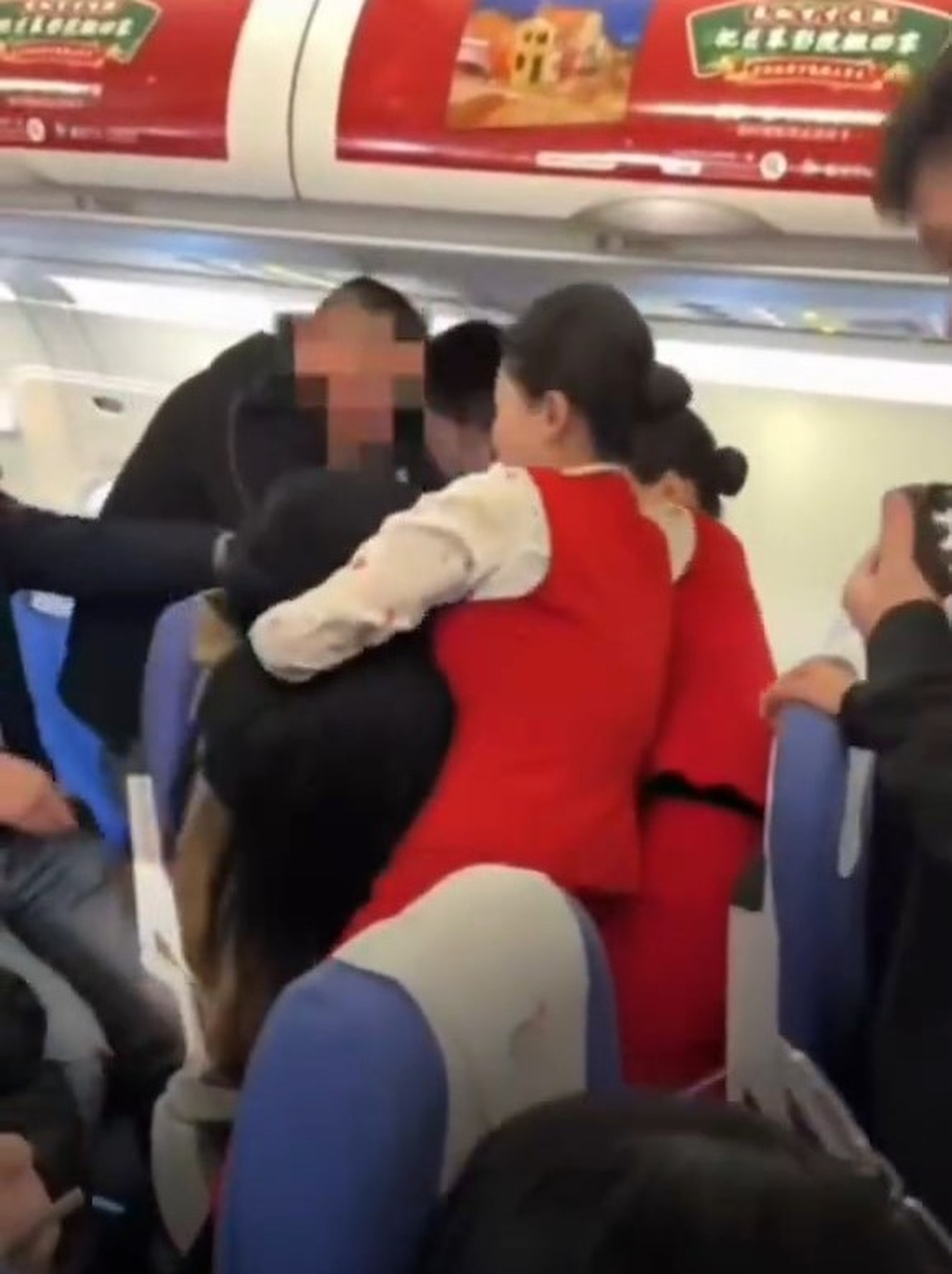 The verbal quarrel between the two women passengers quickly escalated into a physical fight. Photo: Weibo