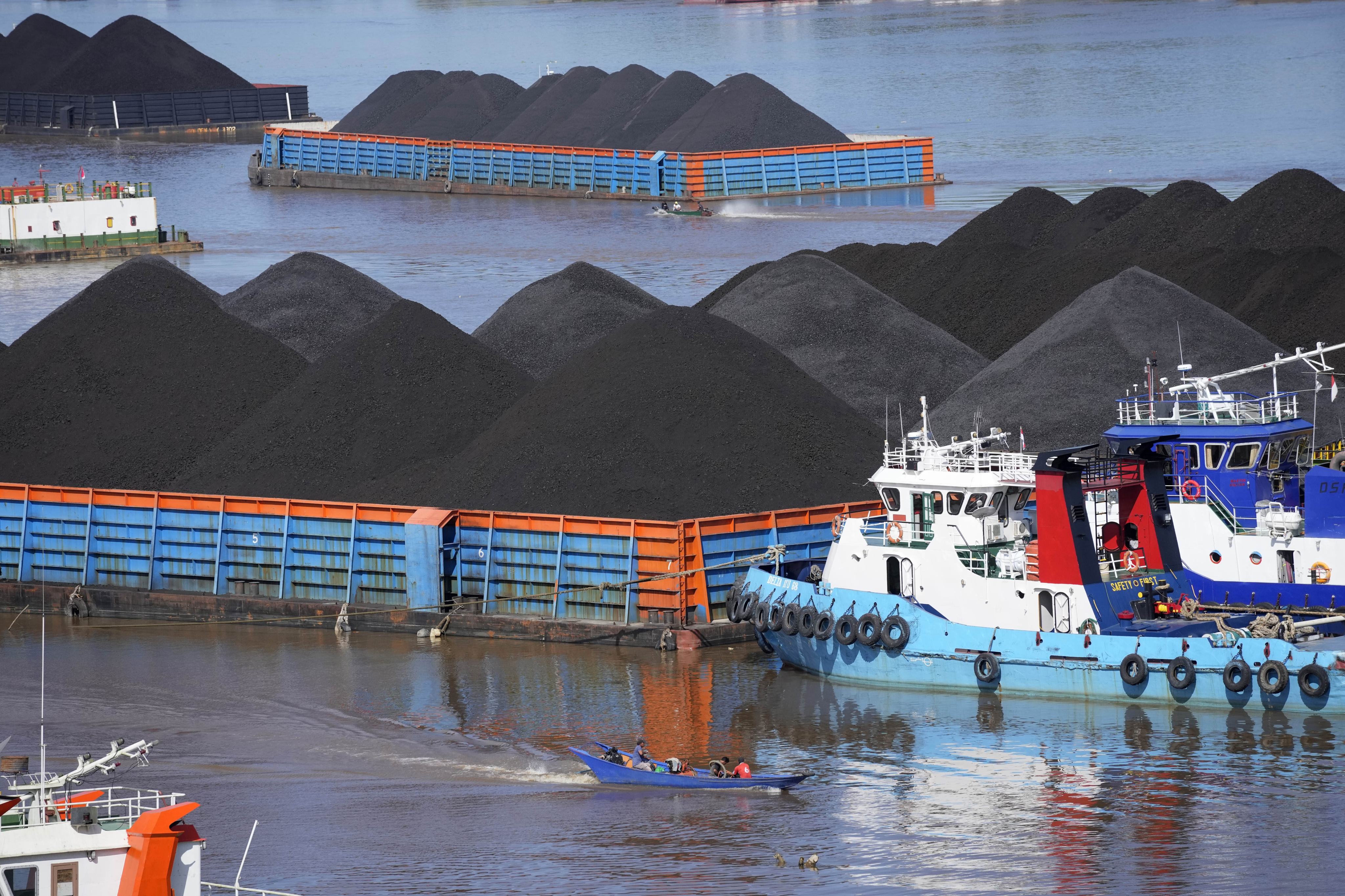 Barges are fully loaded with coal on the Mahakam River in Samarinda, East Kalimantan. 
Indonesia’s government benchmark price, known as the HBA, went into effect in March. Photo: AP