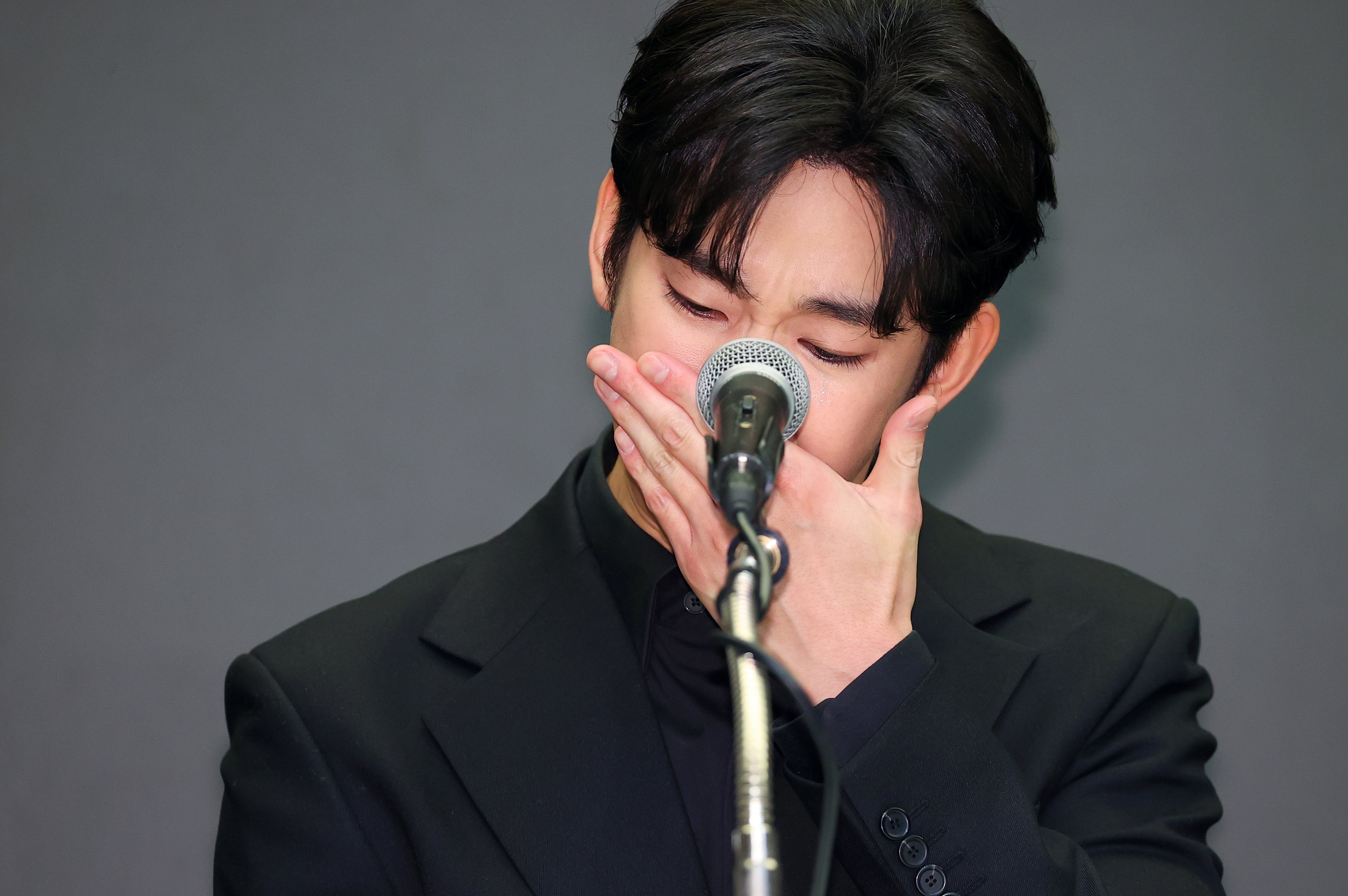 South Korean actor Kim Soo-hyun reacts during a press conference in Seoul, South Korea, in March 2025, as he denies underage dating allegations involving late actress Kim Sae-ron.  Photo: EPA-EFE
