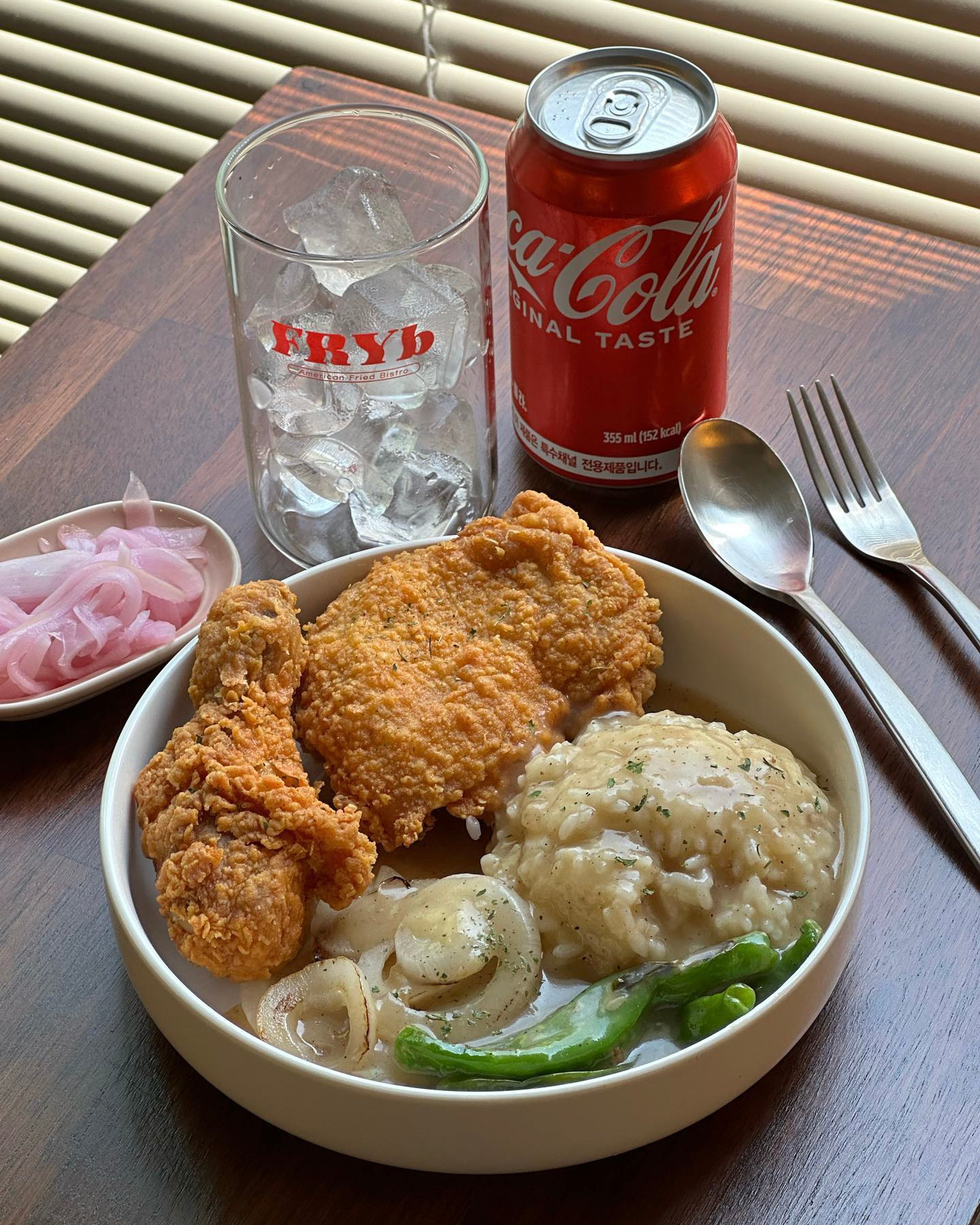 Southern American chicken and gravy at FRYb, a fried chicken restaurant in Seoul, South Korea, that serves American food with a distinct hint of the Philippines. Photo: Instagram/fry.bistro