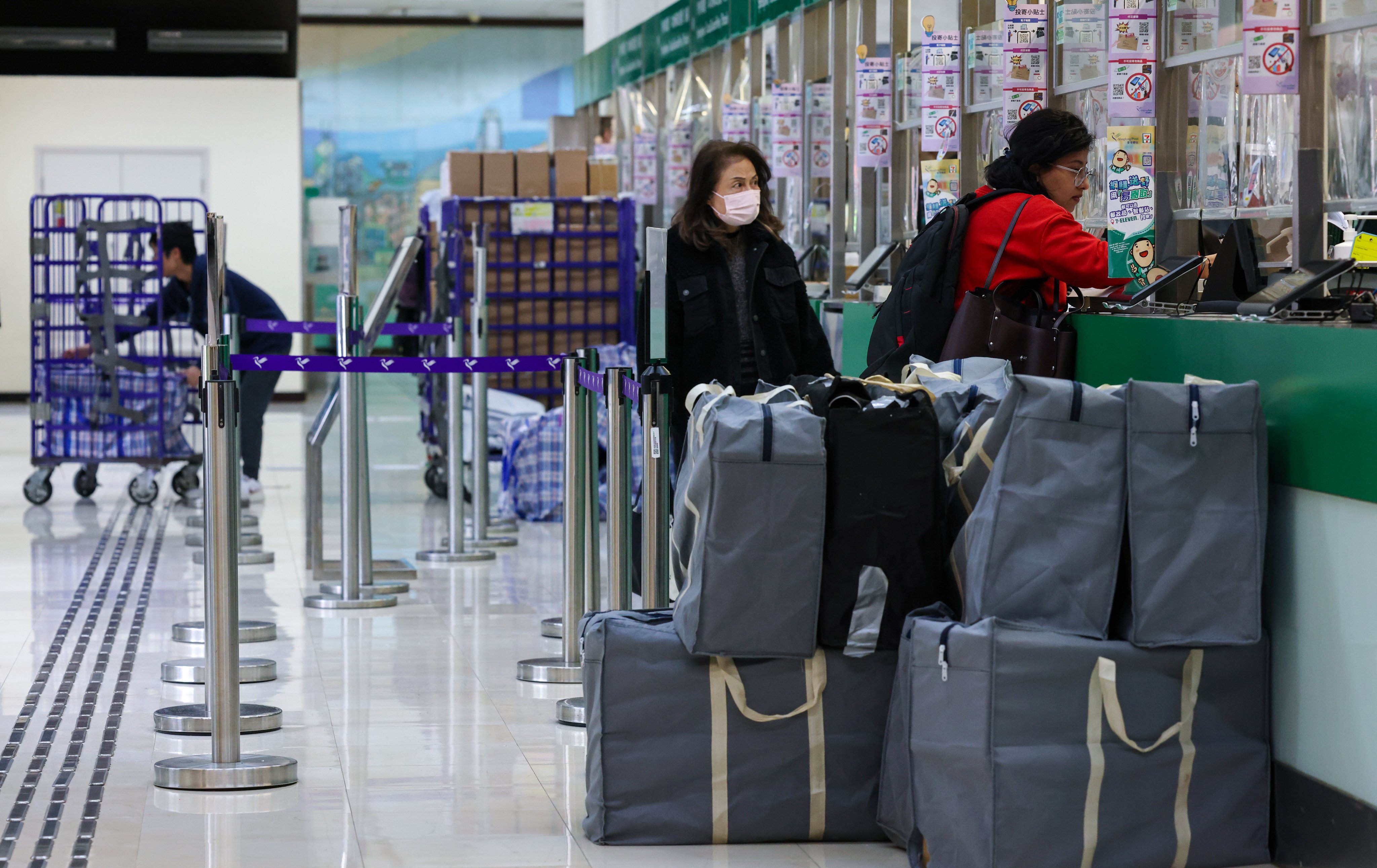 People mail parcels at the General Post Office in Central. Photo: Jelly Tse