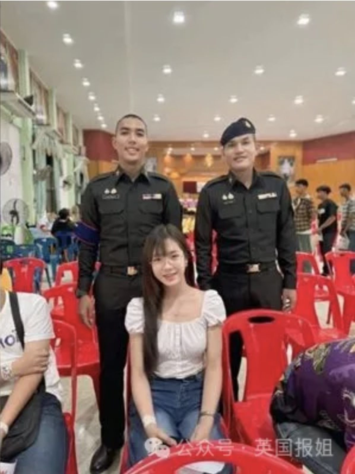 A transgender women is pictured with military officers at the signing up lottery. Photo: Weixin A transgender women is pictured with military officers at the signing up lottery. Photo: Weixin