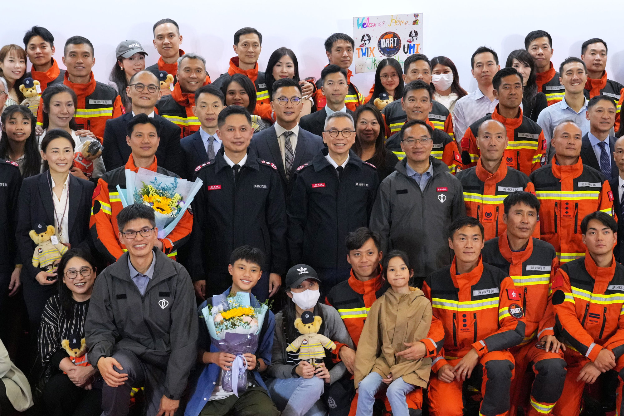 The rescuers were also welcomed by family members at the airport. Photo: May Tse The rescuers were also welcomed by family members at the airport. Photo: May Tse