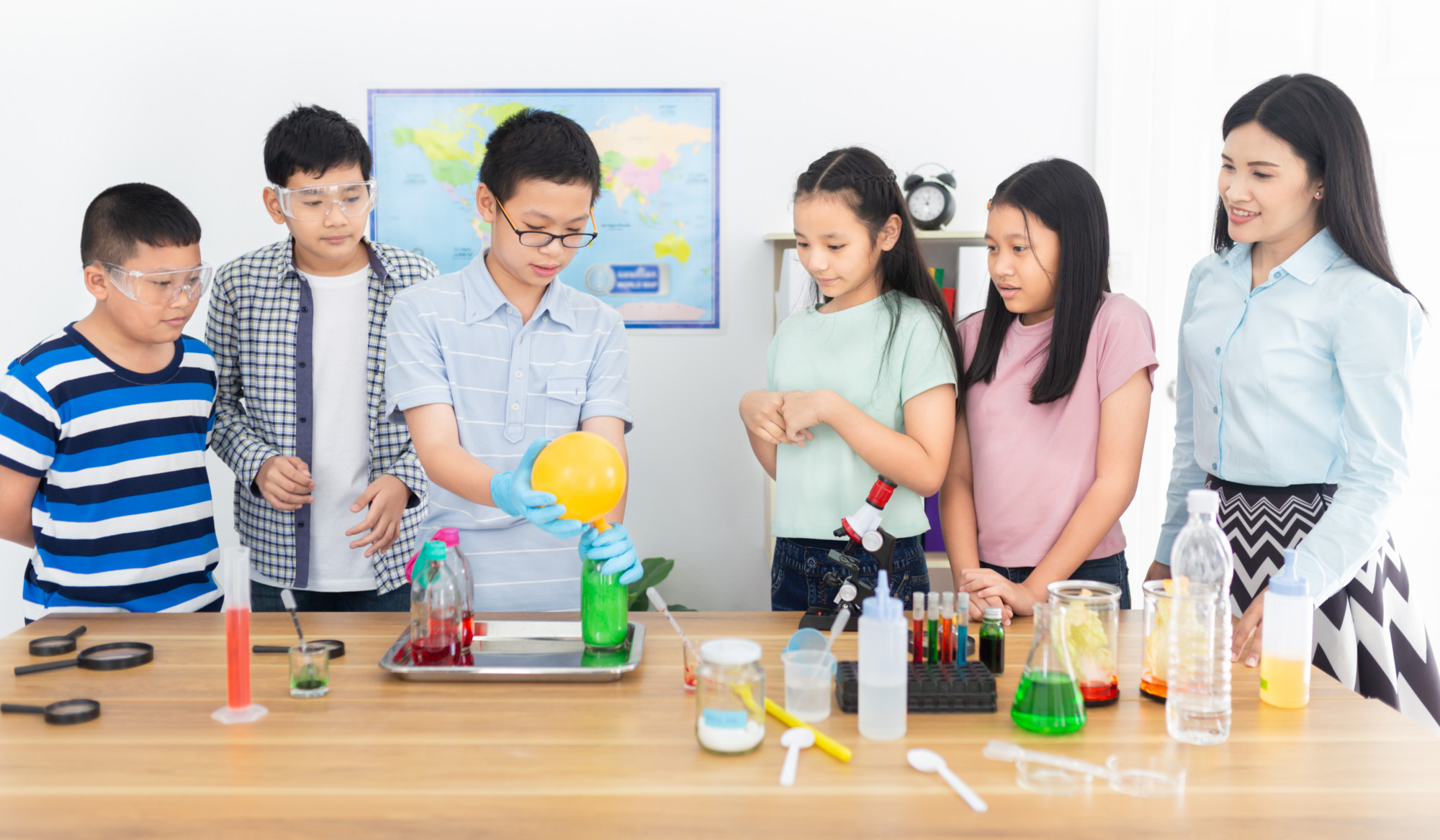 The teenager is currently in his second year of secondary school, and he has not yet started studying chemistry, as the curriculum introduces the subject in the third year. Photo: Shutterstock The teenager is currently in his second year of secondary school, and he has not yet started studying chemistry, as the curriculum introduces the subject in the third year. Photo: Shutterstock