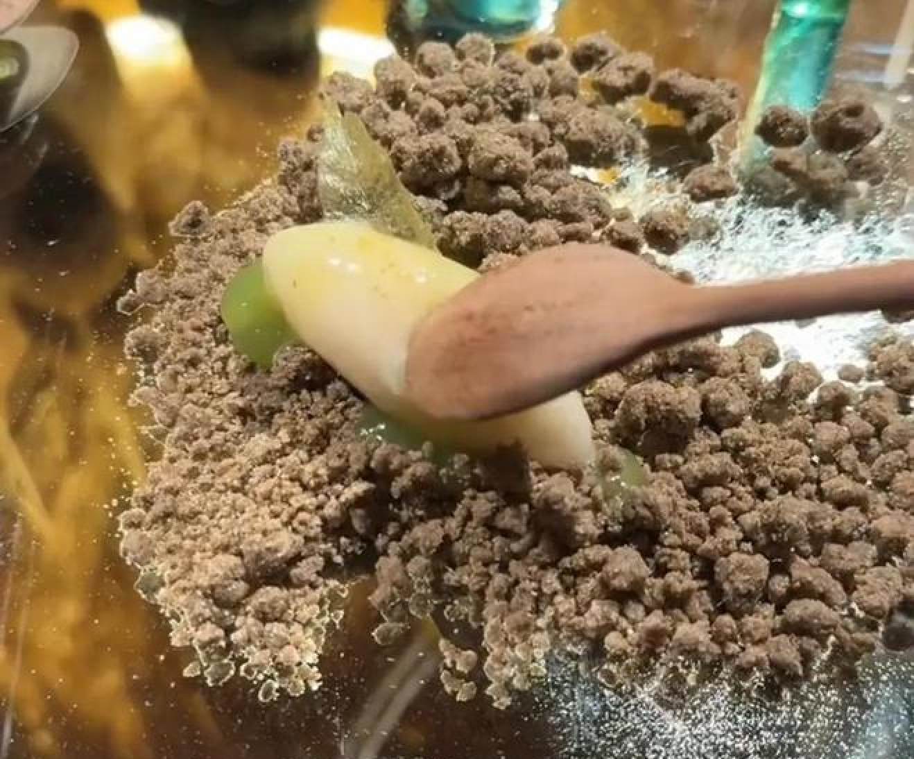 The highlight is the dessert “Flowers Inserted into Elephant Dung,” featuring a base that mimics crispy crumbs and is topped with herbal perfume, fruit jam, pollen, and honey sorbet. Photo: 163.com