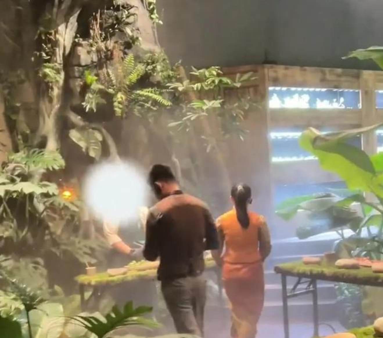 The restaurant boasts a rainforest theme, reflected in both its dishes and its misty, mysterious ambience. Photo: 163.com