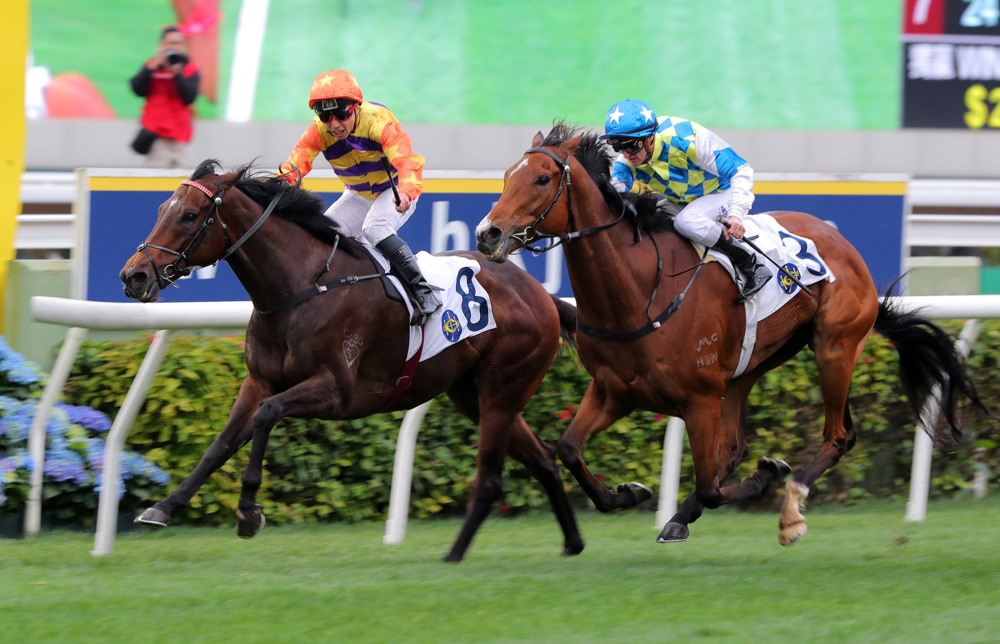 Straight Arron wins the Chairman’s Trophy under Matthew Poon.