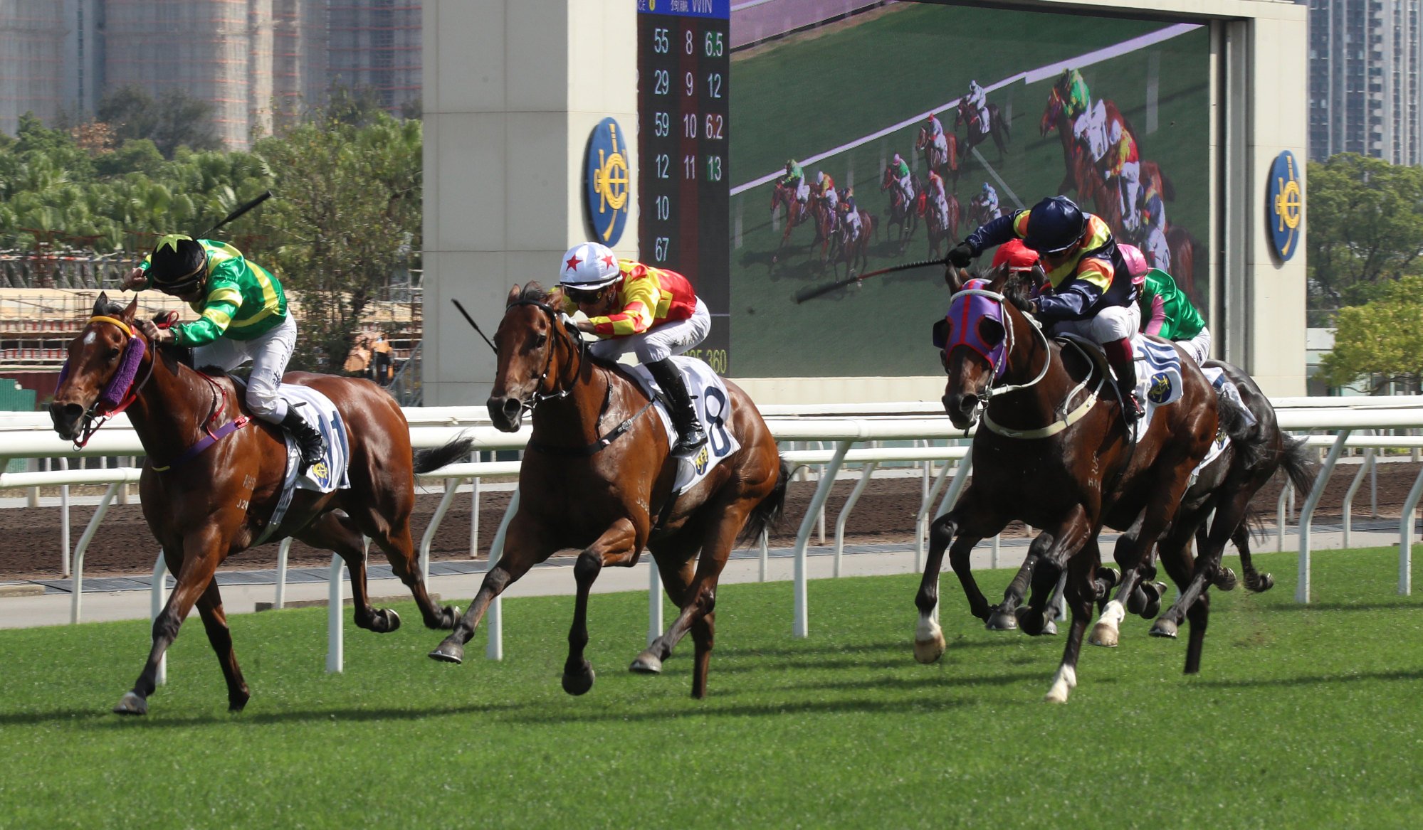 Californiatotality (right) fights out a tight finish with Steps Ahead (centre) and Pray For Mir (inside).