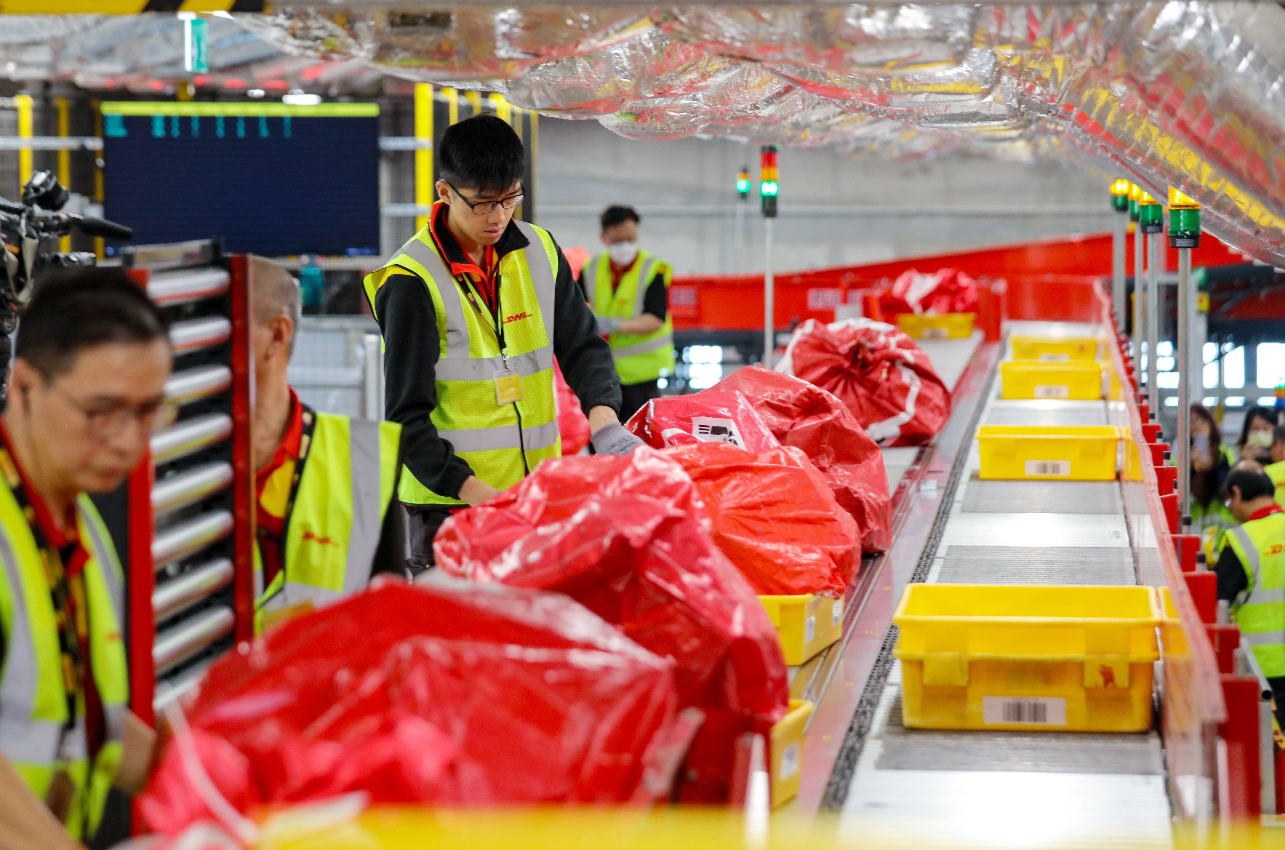 scmp.com - Lo Hoi-ying - Hong Kong e-commerce, US consumers expected to bear brunt of DHL service suspension