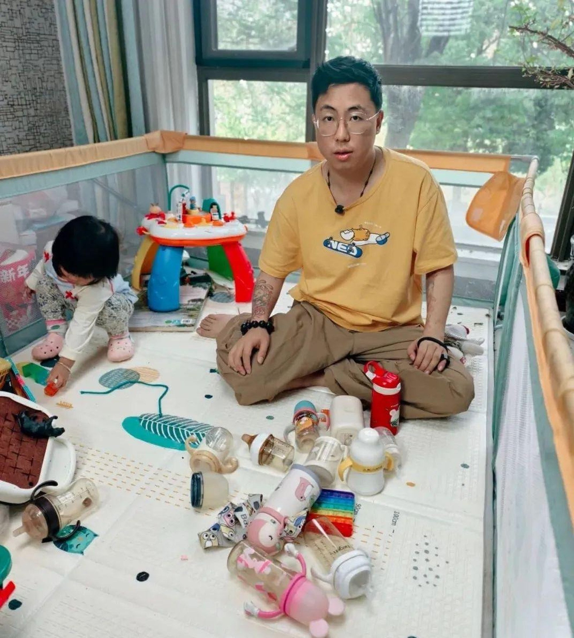 Jasmine’s Dad with his little girl. His story has divided opinion on social media. Photo: Baidu