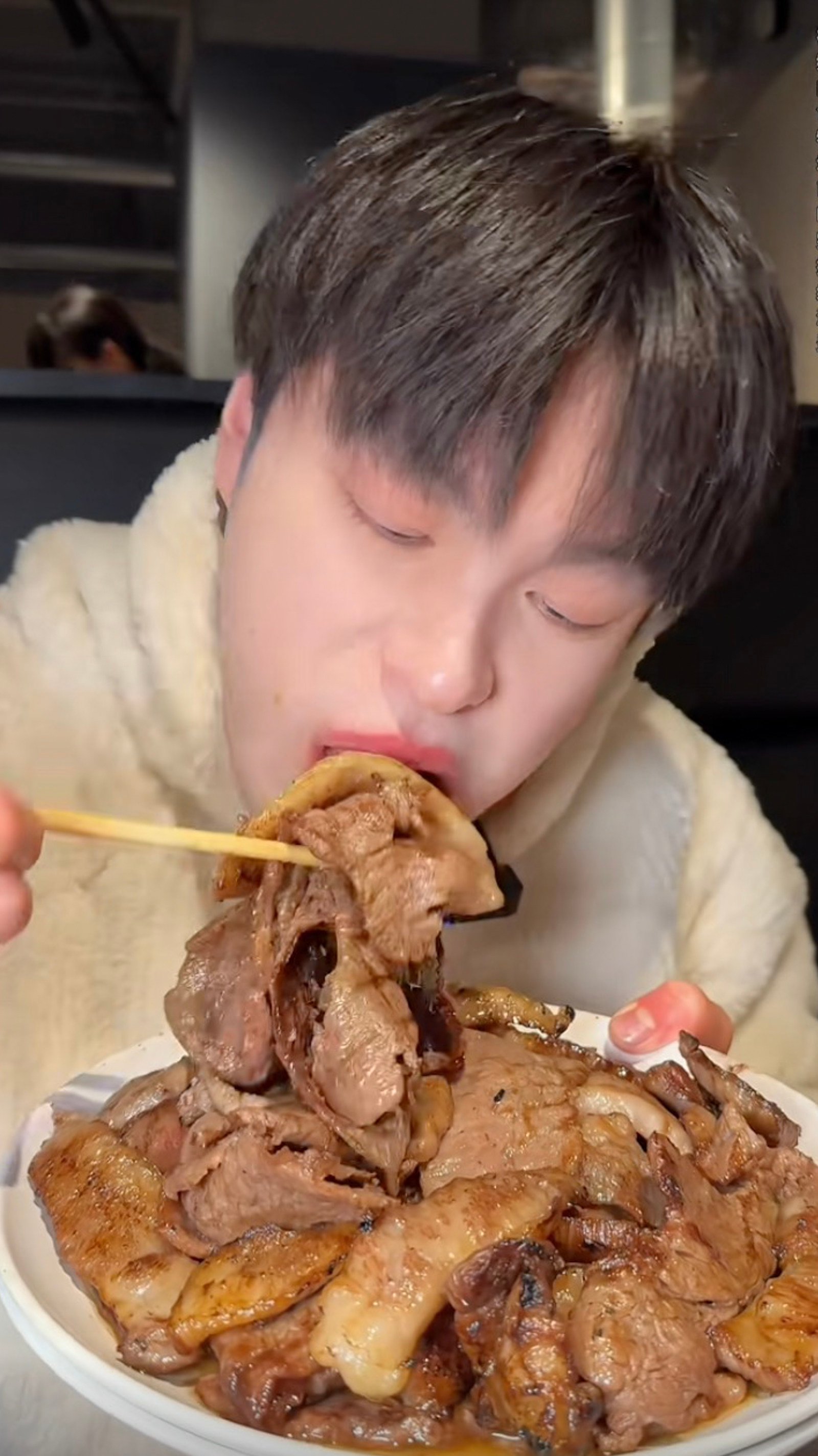 Deng stuffs beef into his mouth. His behaviour has been criticised as “disrespectful” by some people on mainland social media. Photo: Douyin Deng stuffs beef into his mouth. His behaviour has been criticised as “disrespectful” by some people on mainland social media. Photo: Douyin