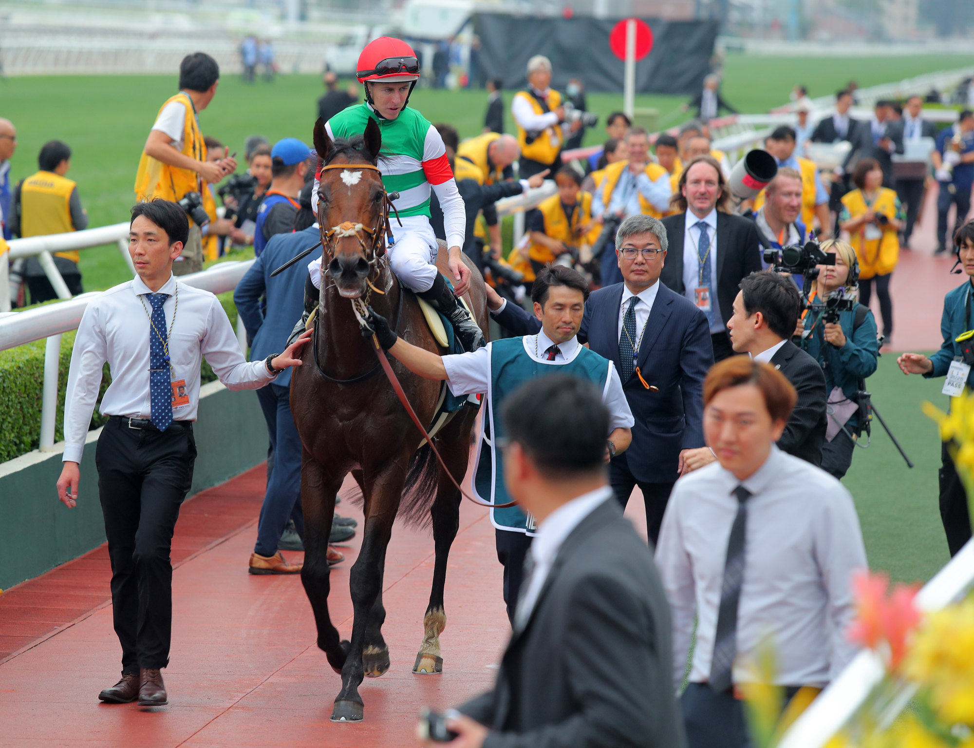 Trainer Noriyuki Hori gives Tastiera a pat as he heads to the winners’ enclosure. Trainer Noriyuki Hori gives Tastiera a pat as he heads to the winners’ enclosure.