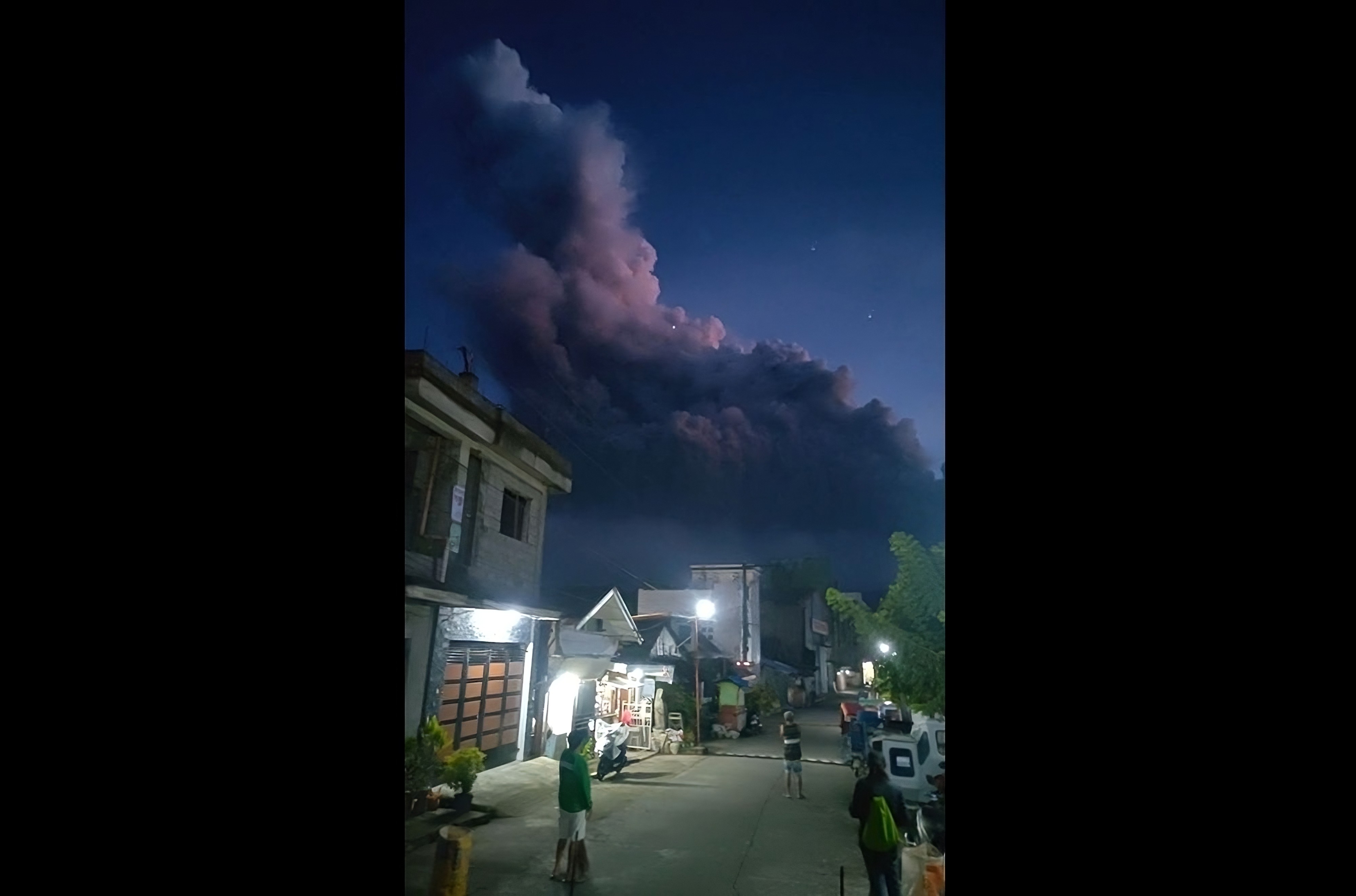 A still from a social media video shows Mount Bulusan in the Philippines erupting early on Monday morning. Photo: Facebook/Richard.Cortez2