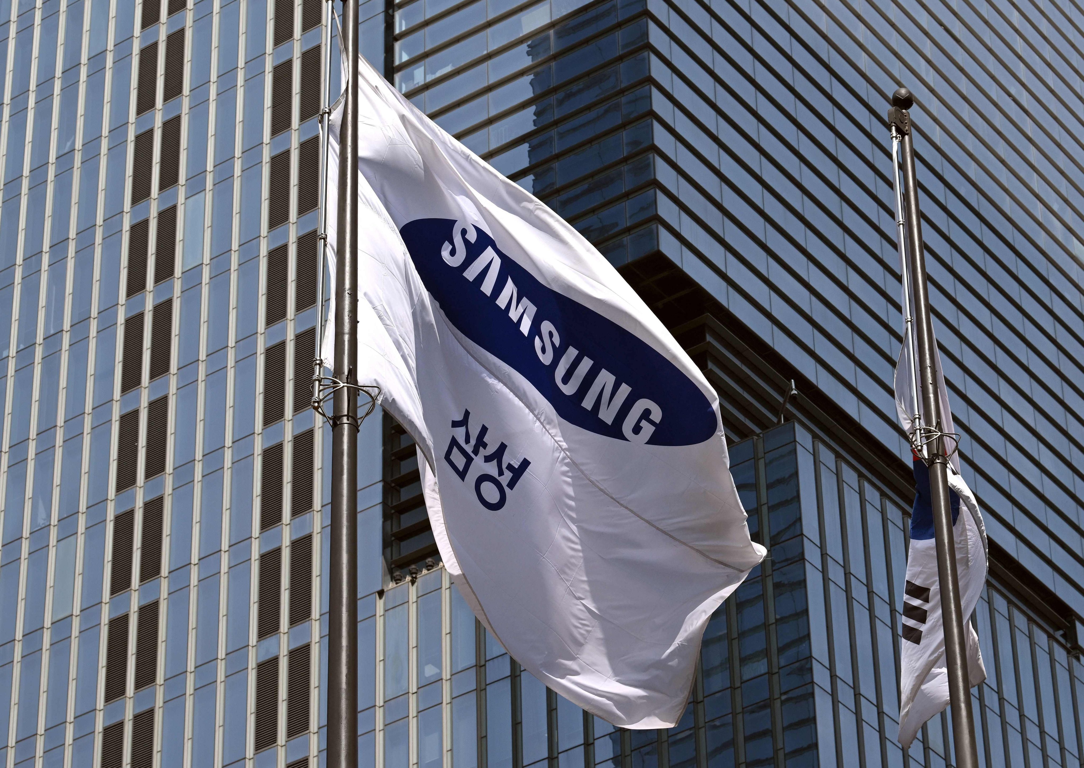 A Samsung flag flutters outside the company’s Seocho building in Seoul on April 30, 2025. Photo: AFP
