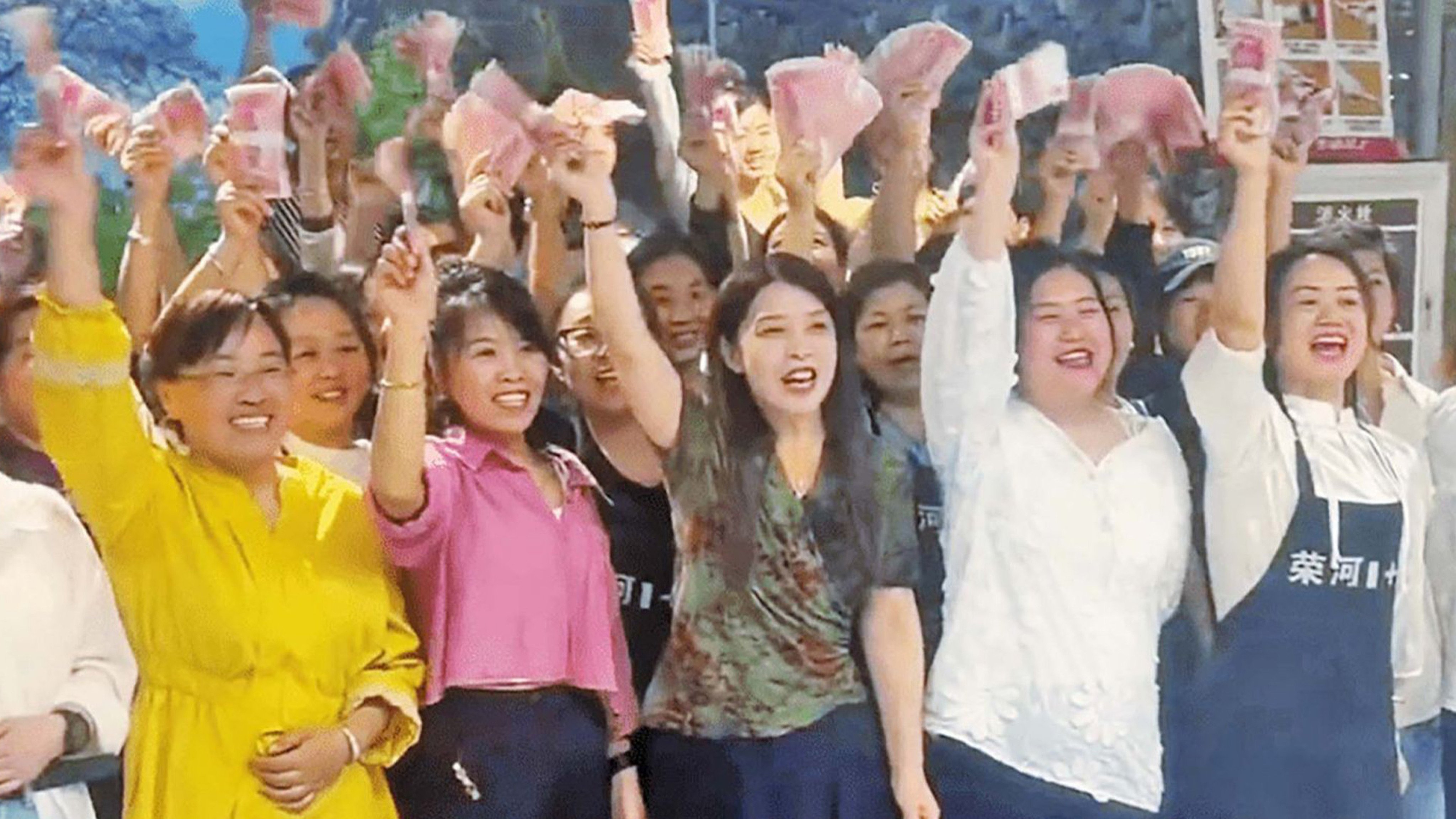 A food market boss in China has sparked envy by allotting US$1.4 million from gold futures profits to 2,000 employees. Photo: Douyin