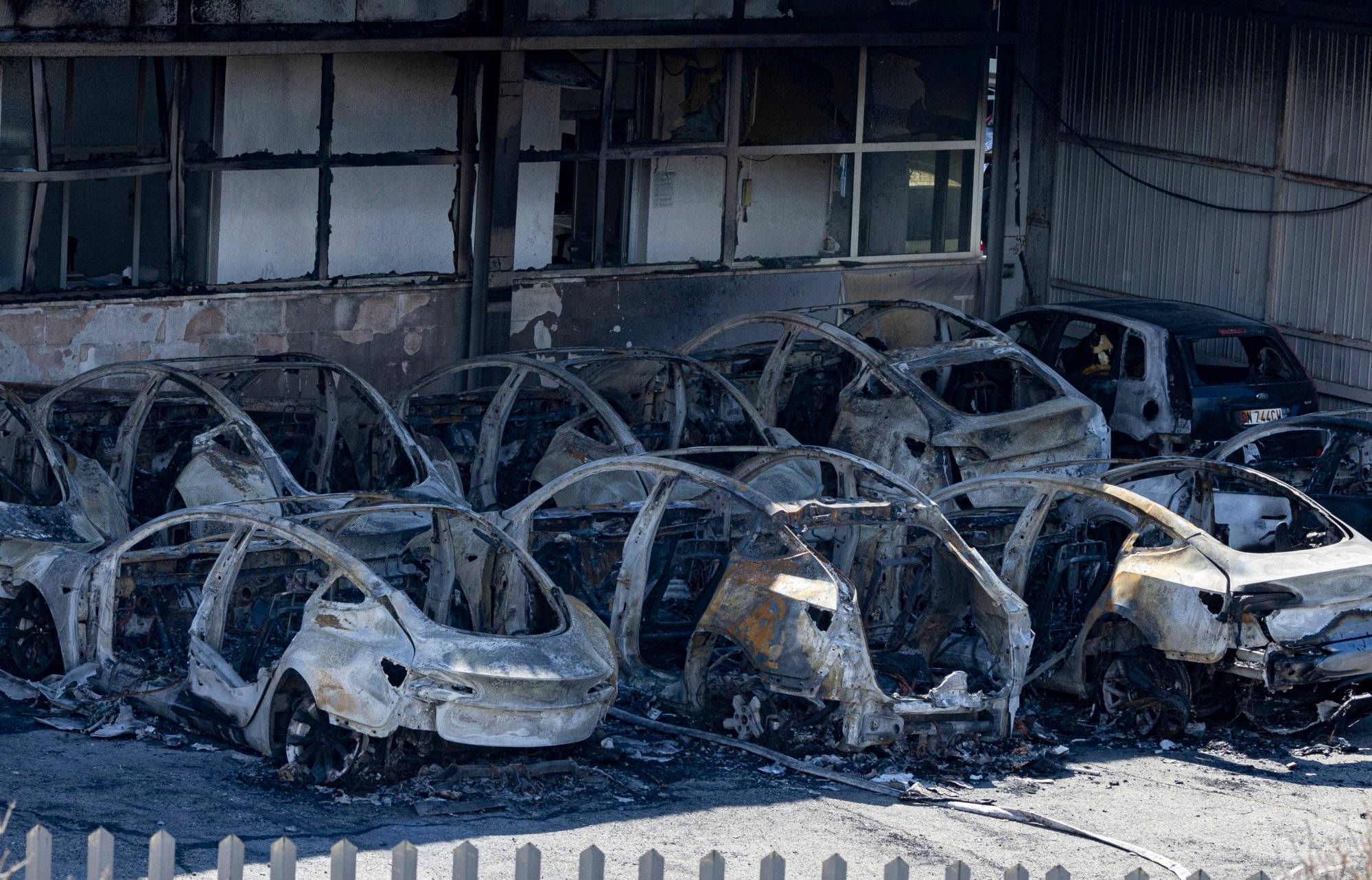 Police are investigating a fire at a Tesla showroom on the outskirts of Rome, Italy, on March 31, where 17 parked cars were destroyed overnight. Photo: EPA-EFE Police are investigating a fire at a Tesla showroom on the outskirts of Rome, Italy, on March 31, where 17 parked cars were destroyed overnight. Photo: EPA-EFE