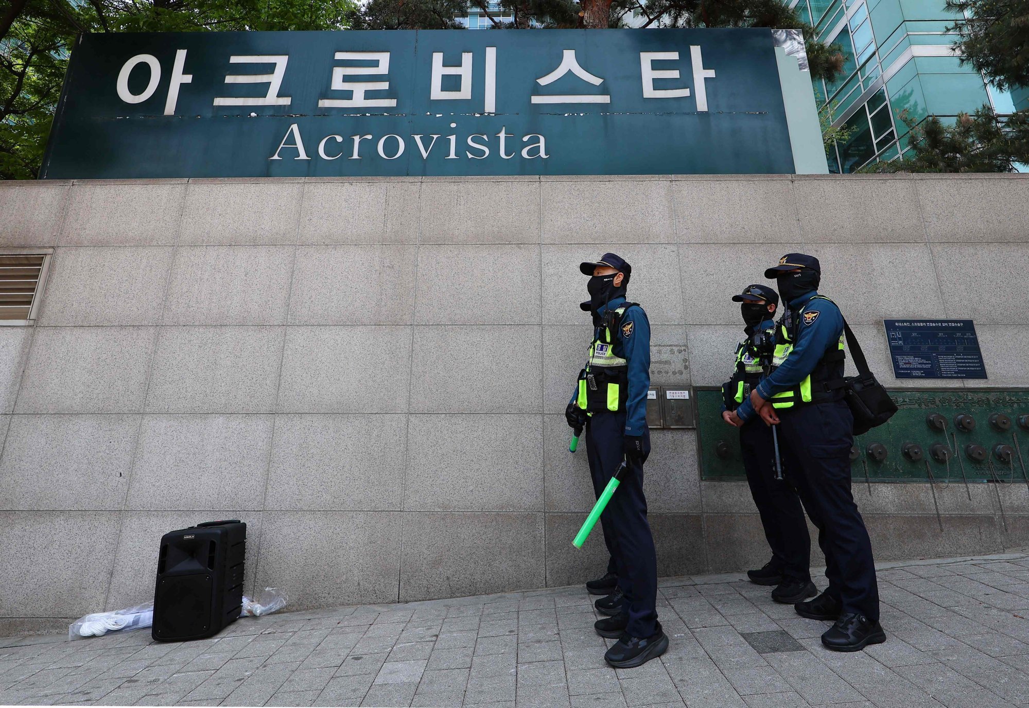 Police officers stand guard outside a building where former South Korean President Yoon Suk-yeol’s residence is located in Seoul on Wednesday. Photo: Yonhap/AFP