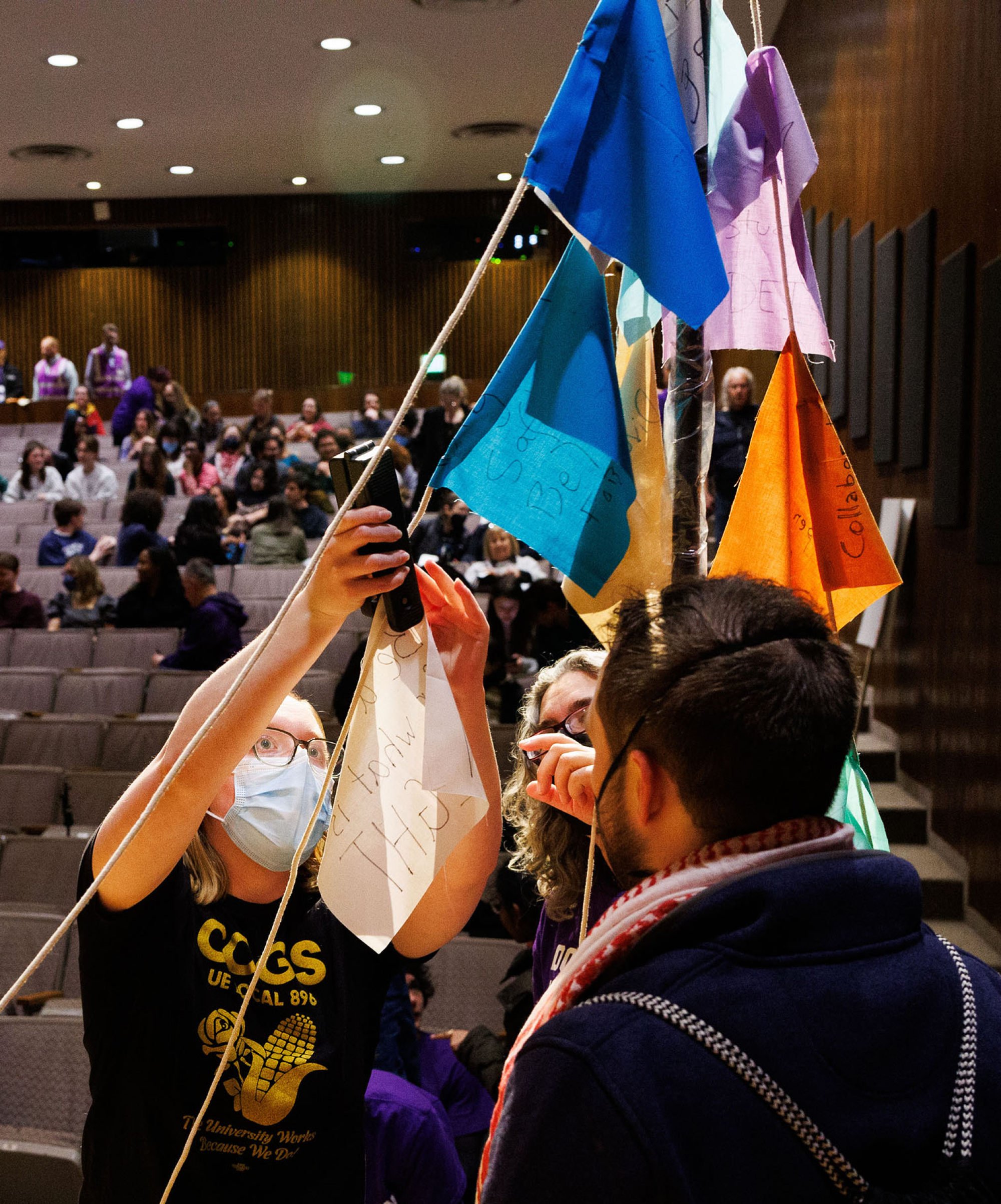 Attendees attach wishes written on pieces of cloth to a string at a rally to protest the Trump administration’s recent revocation of student visas in Evanston, Illinois, on April 17. Photo: TNS Attendees attach wishes written on pieces of cloth to a string at a rally to protest the Trump administration’s recent revocation of student visas in Evanston, Illinois, on April 17. Photo: TNS