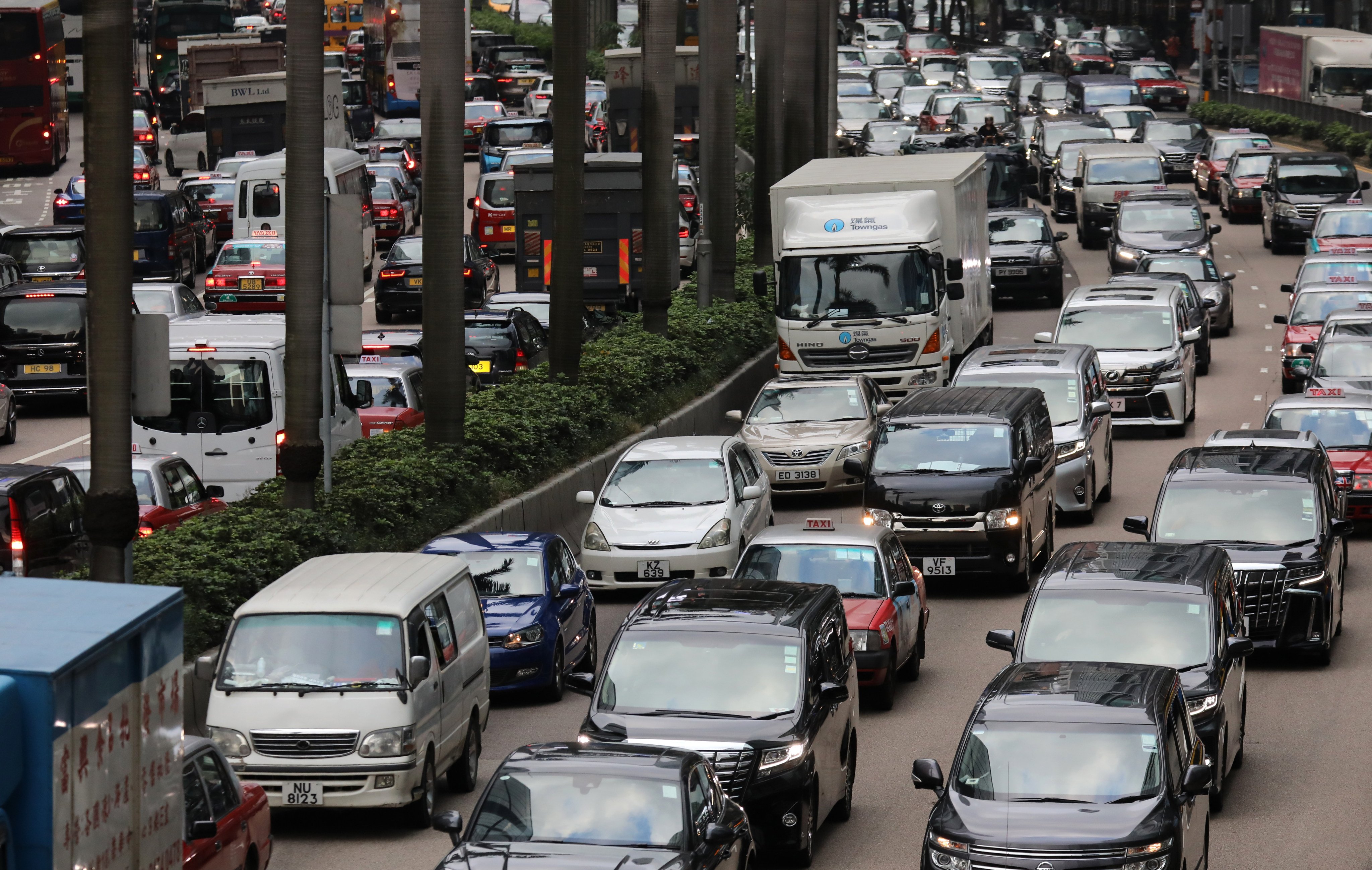 Traffic on Gloucester Road, Wan Chai. Photo: Dickson Lee