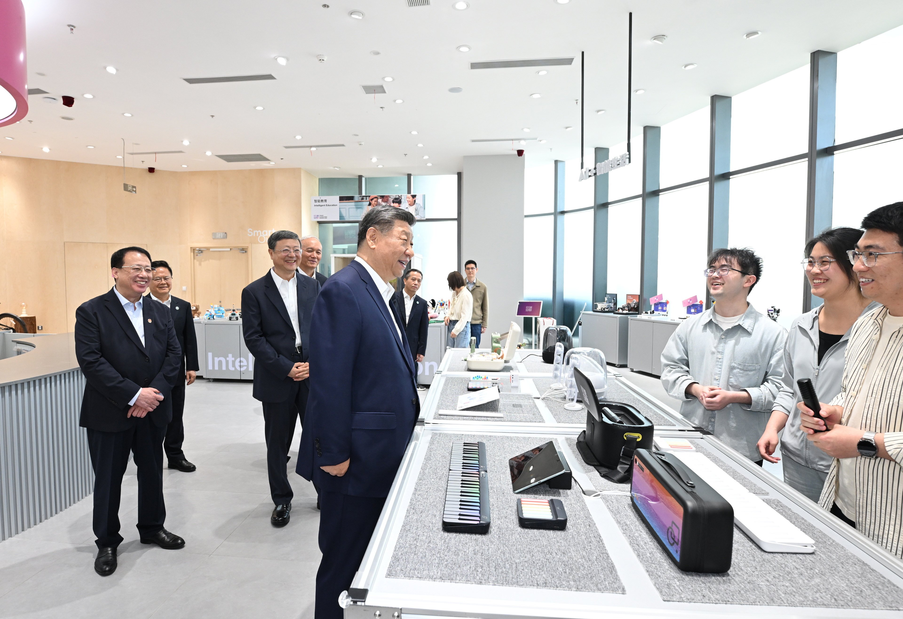 Chinese President Xi Jinping visits an AI product experience store at the Shanghai Foundation Model Innovation Center, a large-model incubator home to over 100 enterprises, in Shanghai on Tuesday. Photo: Xinhua
