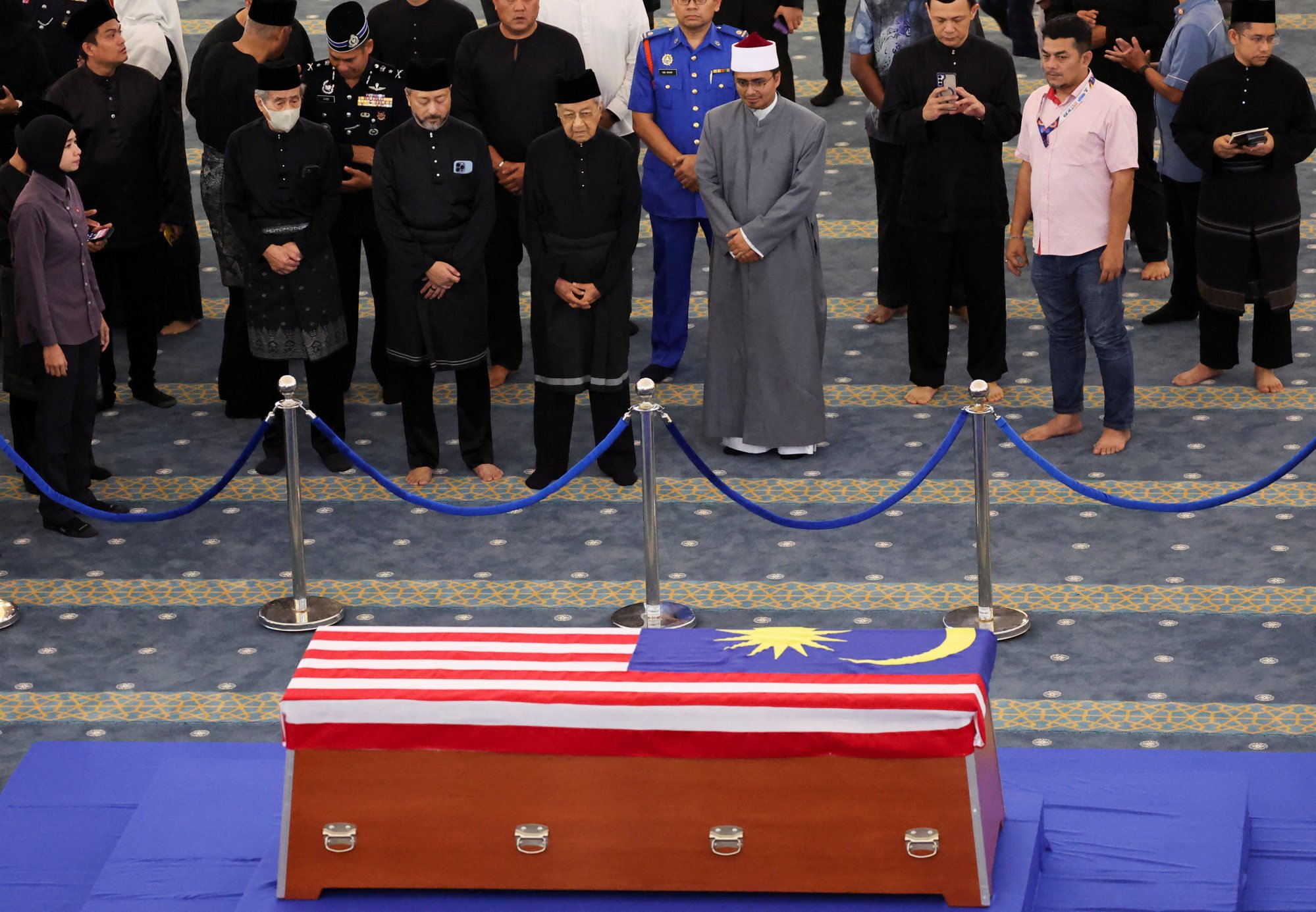 Mahathir Mohamad (front row, third from left) pays his last respects at former Malaysian prime minister Abdullah Ahmad Badawi’s funeral in Kuala Lumpur on April 15. Photo: Reuters Mahathir Mohamad (front row, third from left) pays his last respects at former Malaysian prime minister Abdullah Ahmad Badawi’s funeral in Kuala Lumpur on April 15. Photo: Reuters