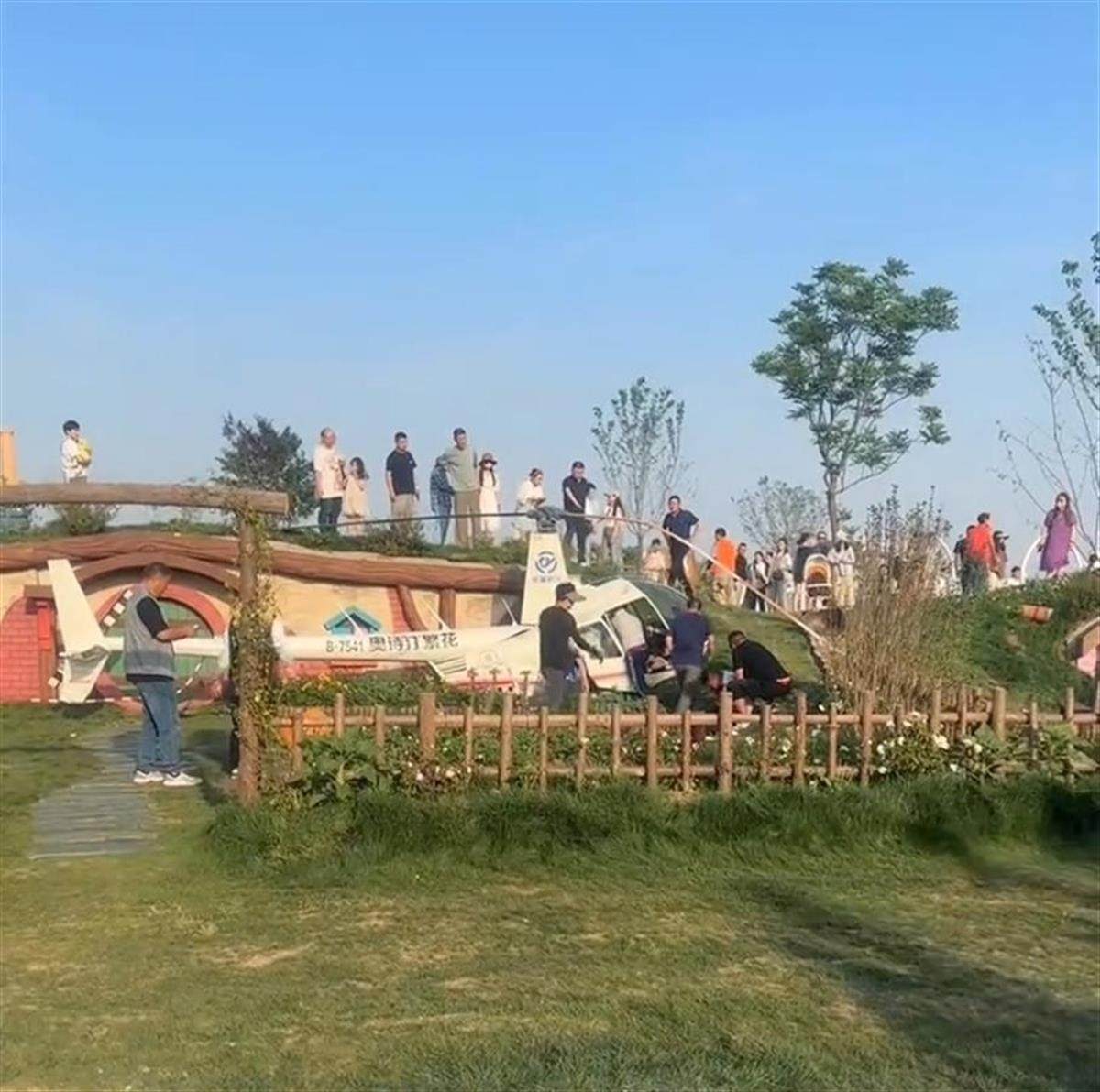 The helicopter crashed when coming in to land at the park in Suzhou. Photo: ctdsb.net