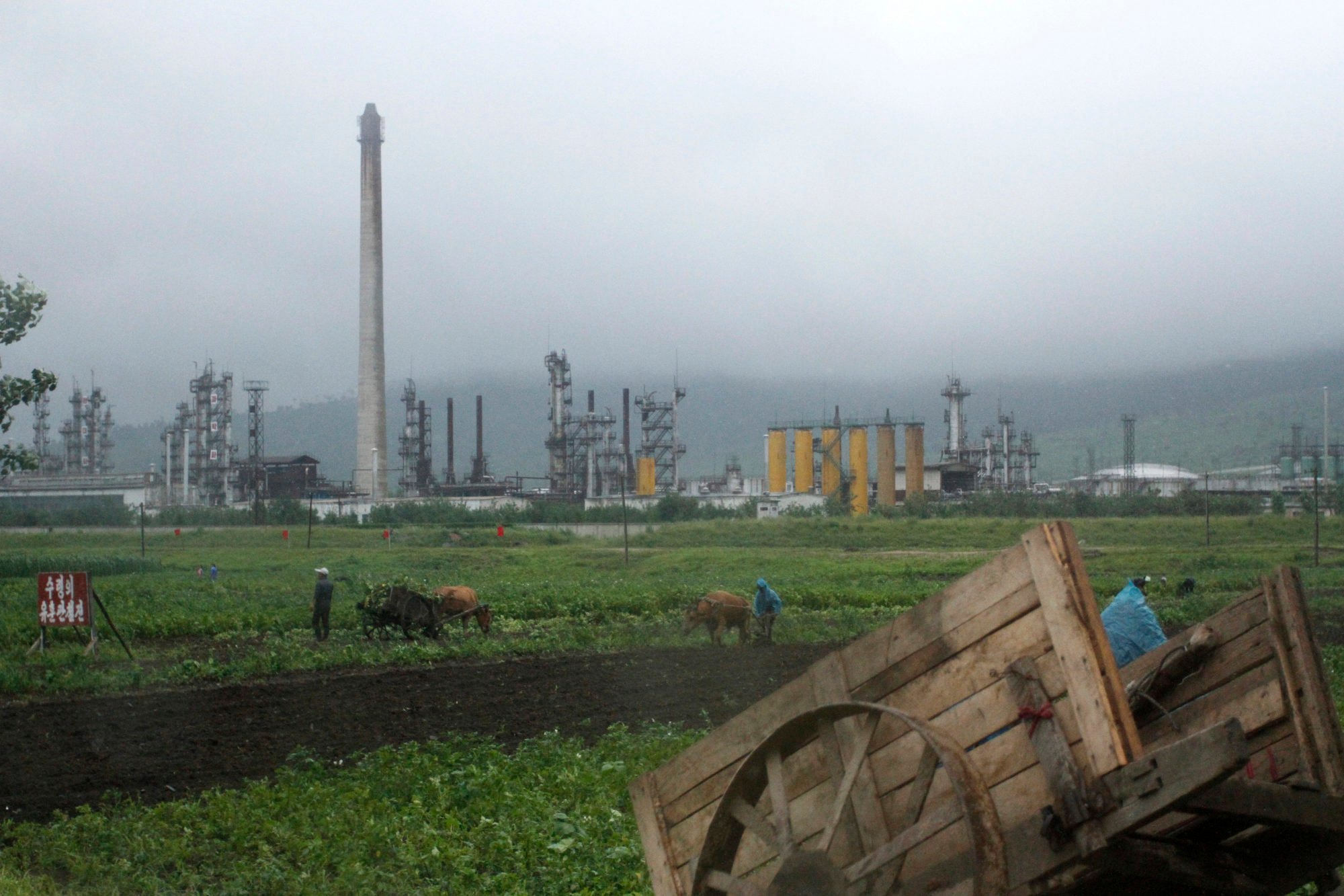 Farmers work in the fields outside the Sungri Chemical Factory, an oil refinery in the Rason special economic zone near North Korea’s Russian and Chinese borders. Photo: AP Farmers work in the fields outside the Sungri Chemical Factory, an oil refinery in the Rason special economic zone near North Korea’s Russian and Chinese borders. Photo: AP