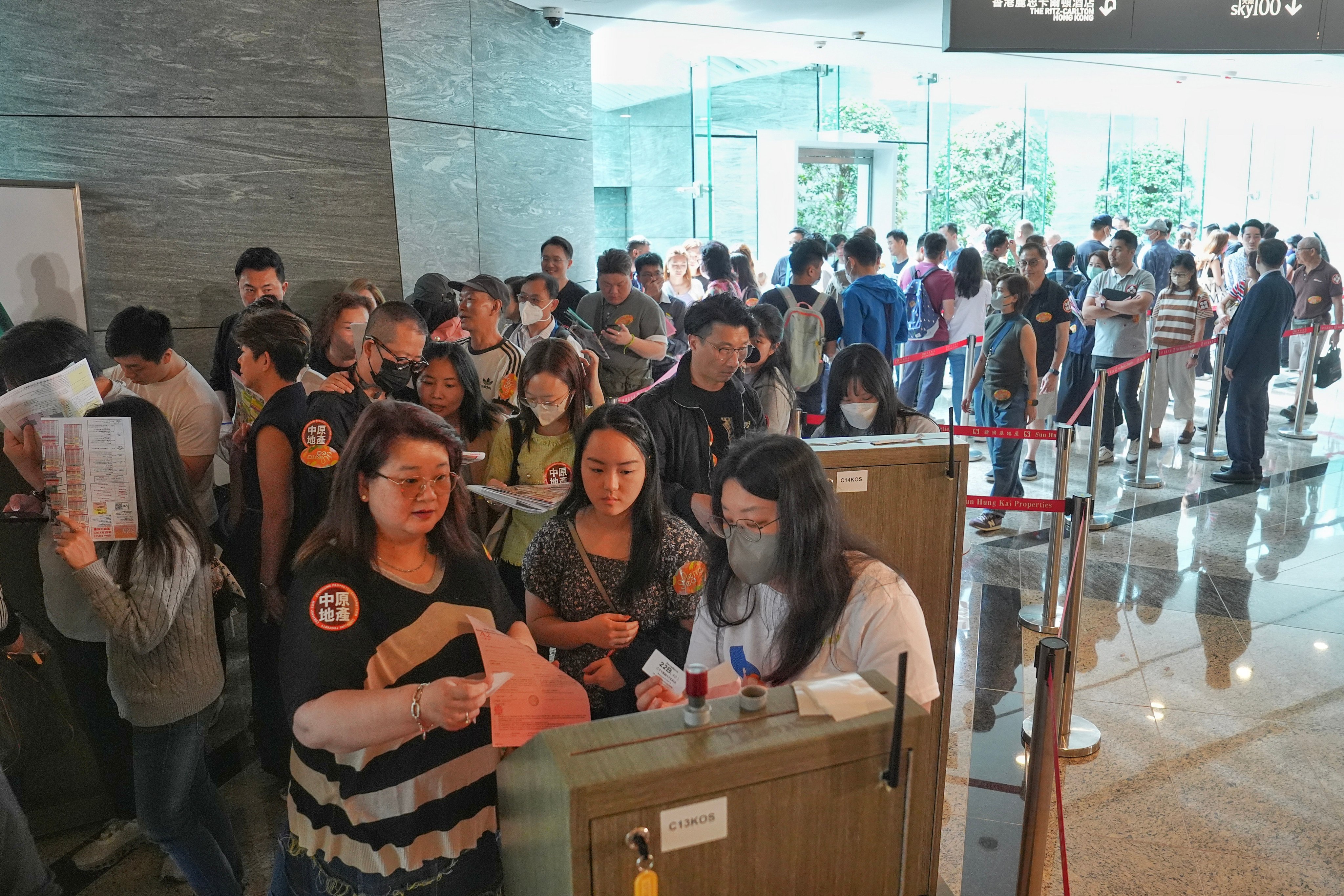 Potential homebuyers form a long queue at the Sierra Sea sales office of Sun Hung Kai Properties inside the International Commerce Centre in Kowloon. Photo: Elson Li