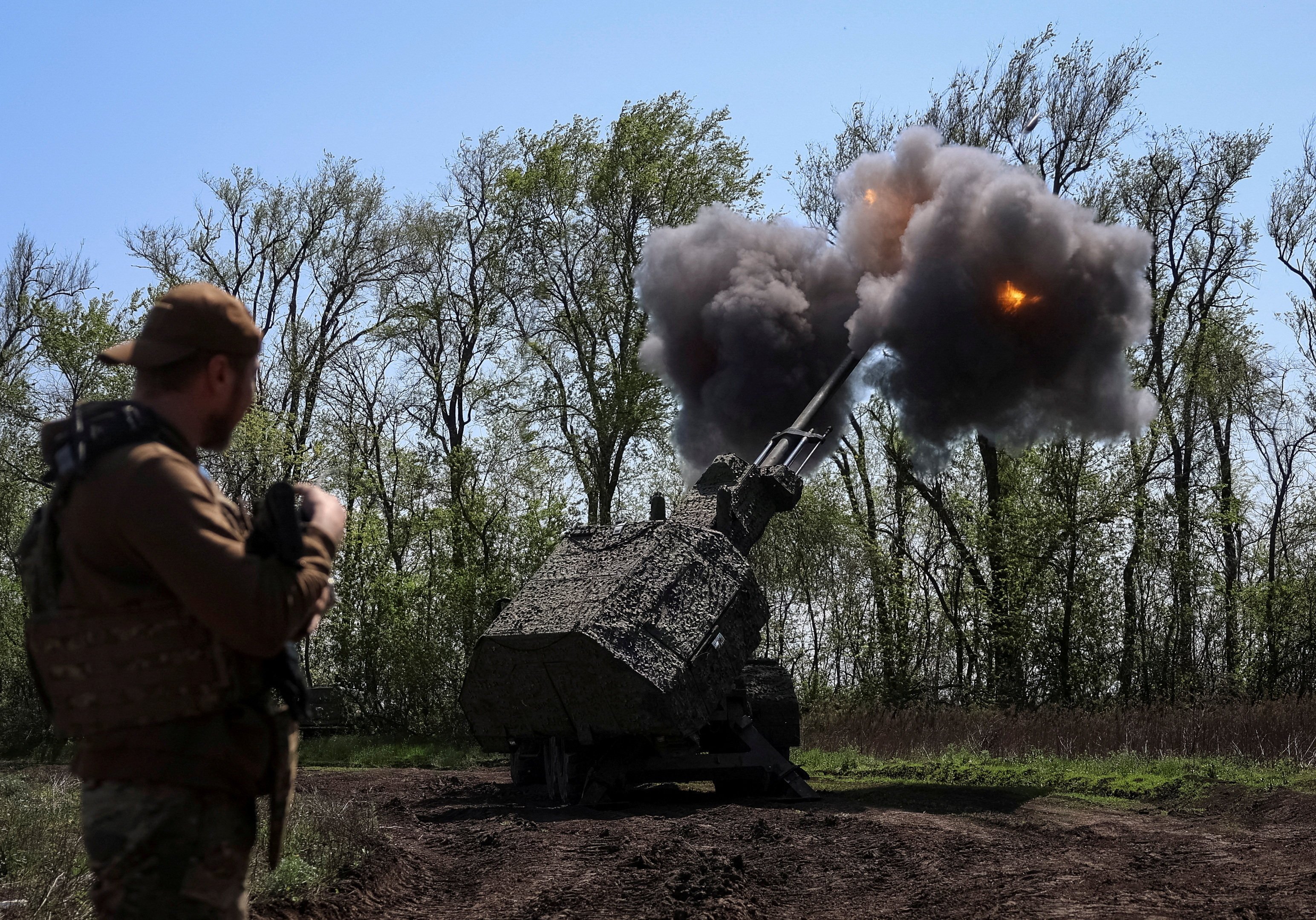 A self-propelled howitzer fires towards Russian troops at a position in Ukraine’s Zaporizhzhia region on April 24. Photo: Reuters