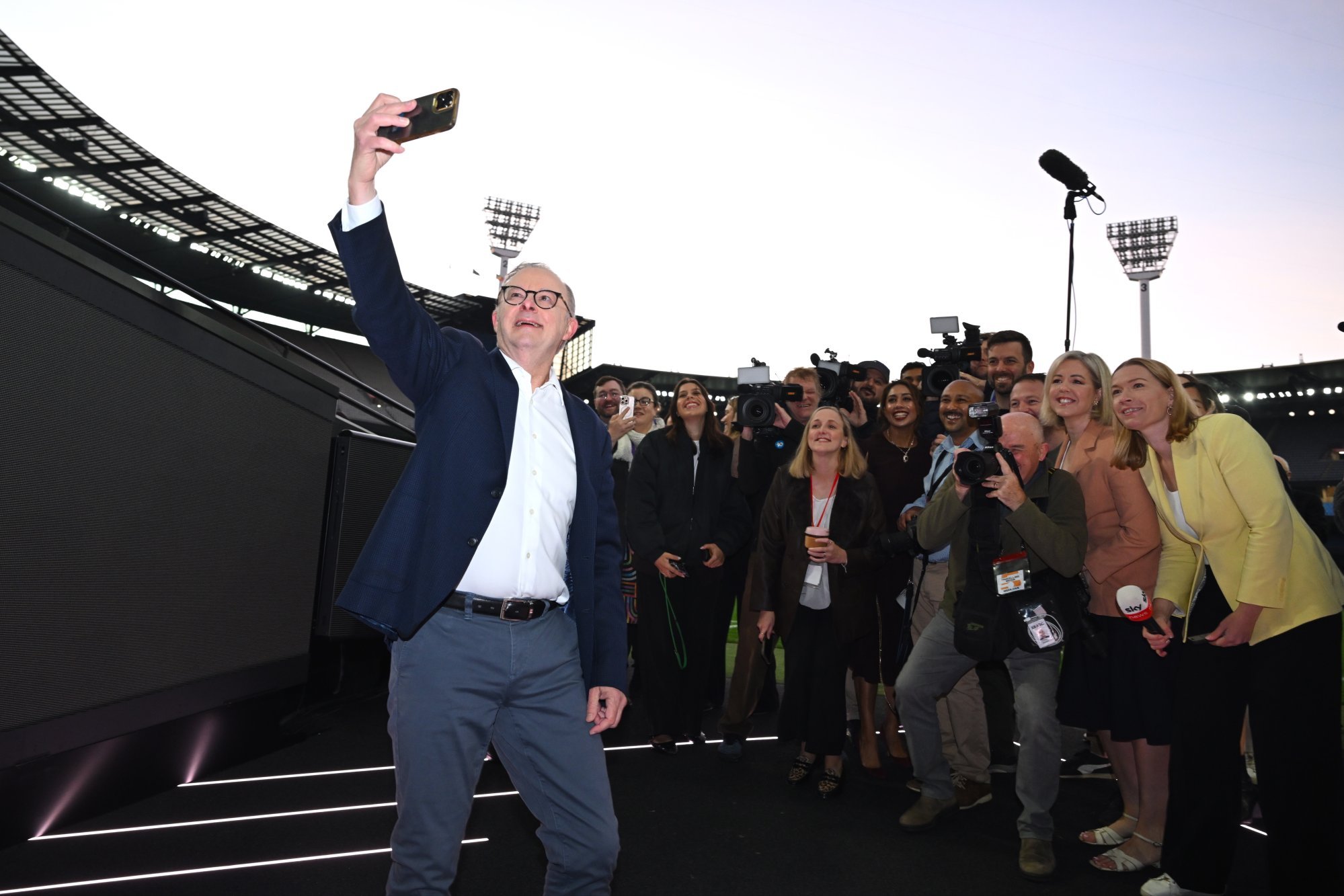 Australian Prime Minister Anthony Albanese poses for a selfie with journalists in Melbourne, Australia, on Saturday. Photo: EPA-EFE Australian Prime Minister Anthony Albanese poses for a selfie with journalists in Melbourne, Australia, on Saturday. Photo: EPA-EFE