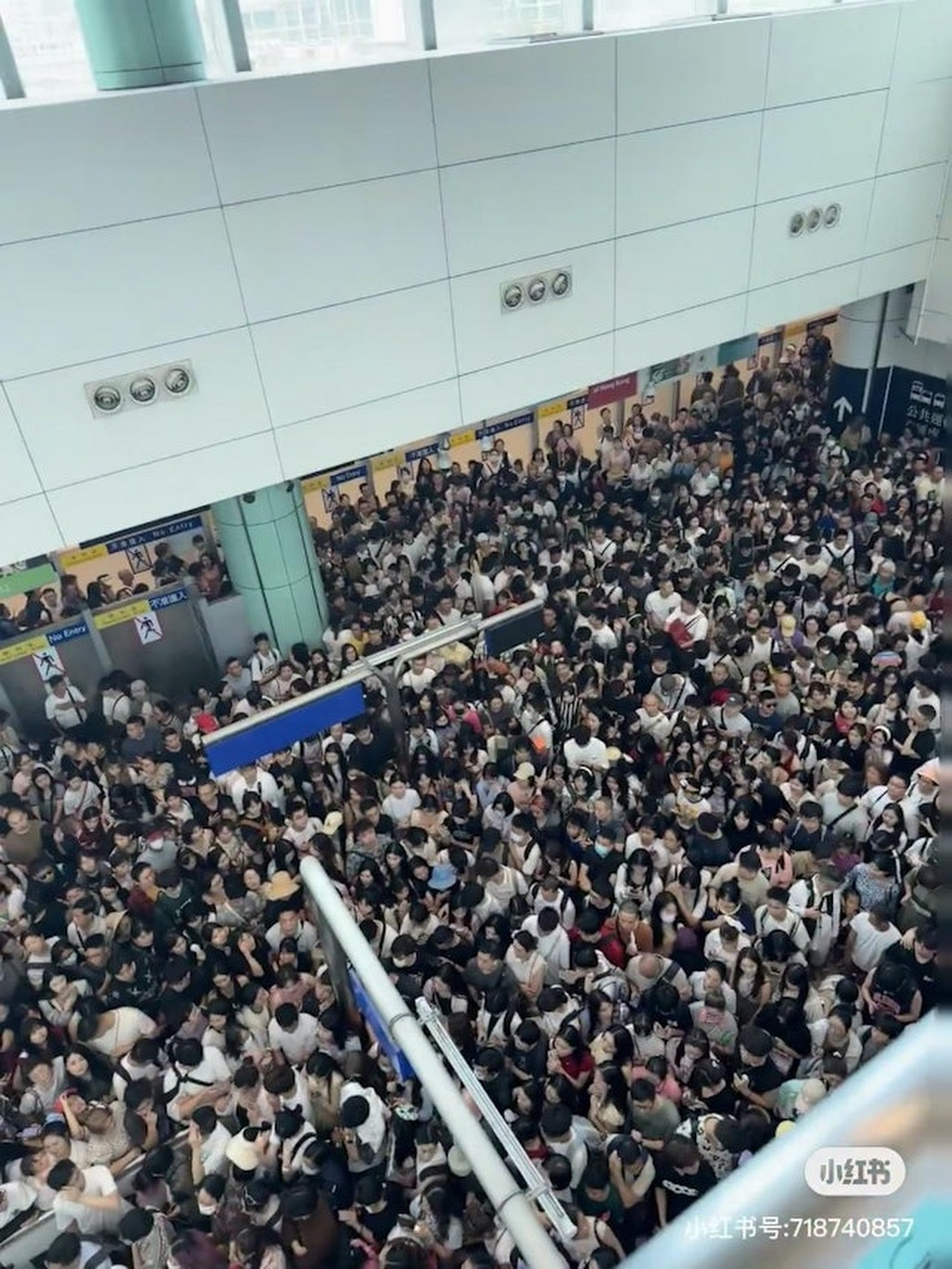 The crowd at the Lok Ma Chau station during the rush hour on Friday. Photo: RedNote