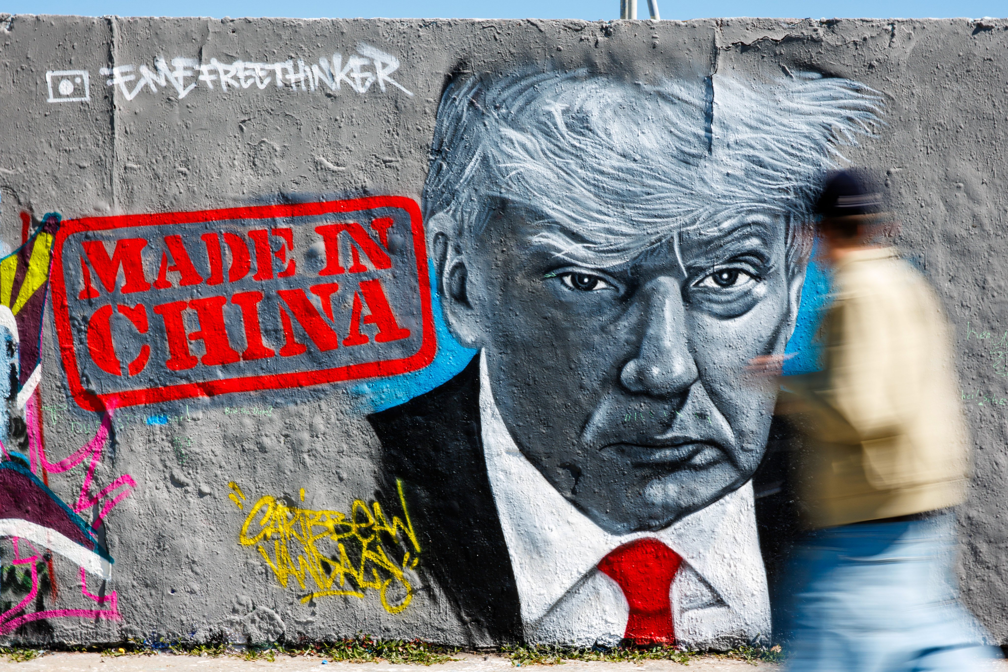 Street art by Berlin-based Eme Freethinker depicting the US-China fight over tariffs. Photo: EPA