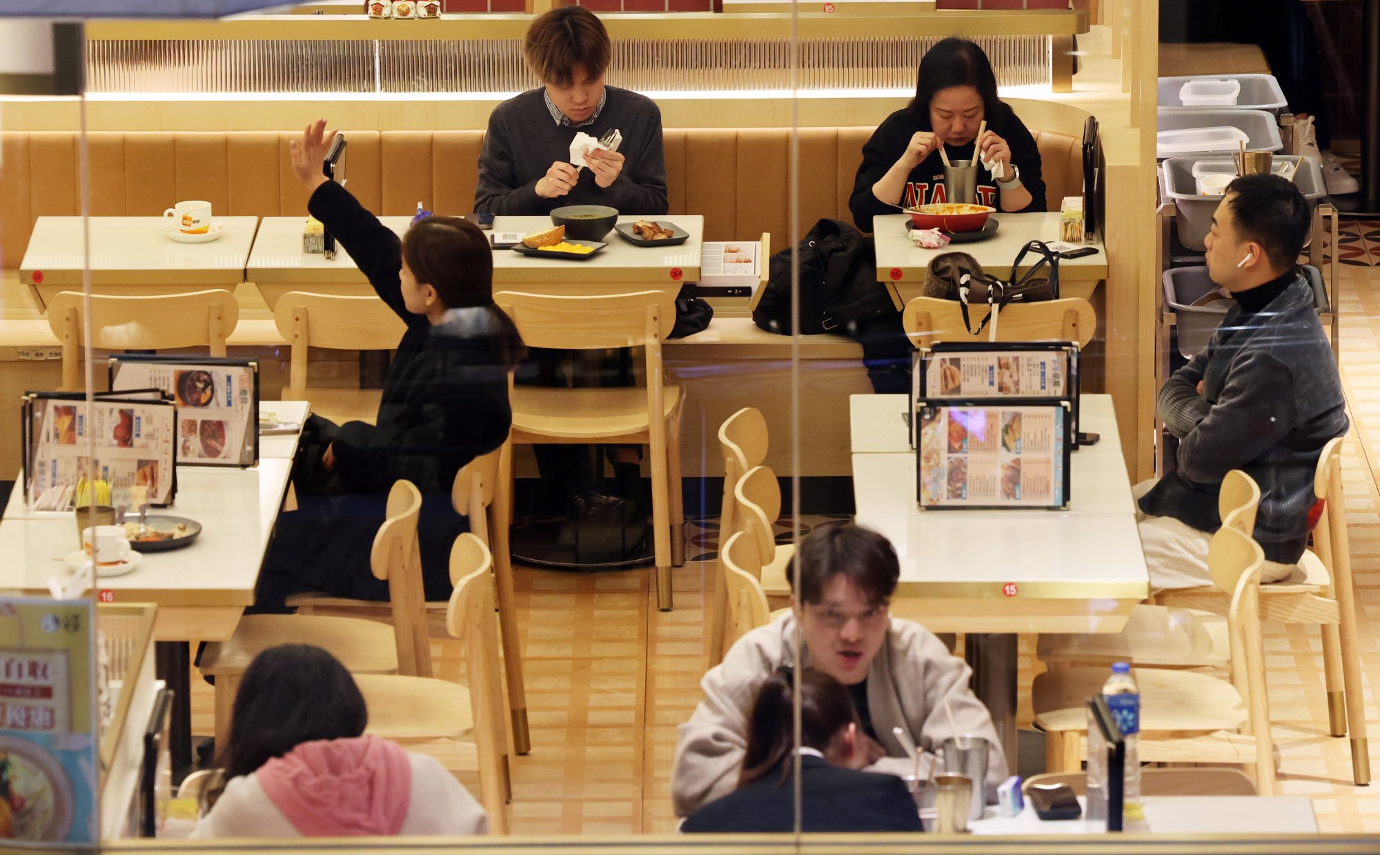 When comparing license numbers, it was discovered that 2, 034 restaurants closed in the previous year, whereas just 1, 779 were recently issued. Photo: Jelly Tse When comparing license numbers, it was discovered that 2, 034 restaurants closed in the previous year, whereas just 1, 779 were recently issued. Photo: Jelly Tse