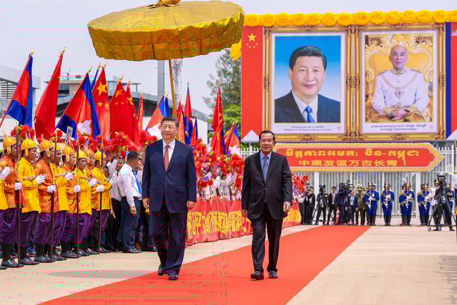 Chinese President Xi Jinping (left) and Cambodian Senate President Hun Sen in Phnom Penh on April 18. Photo: EPA-EFE