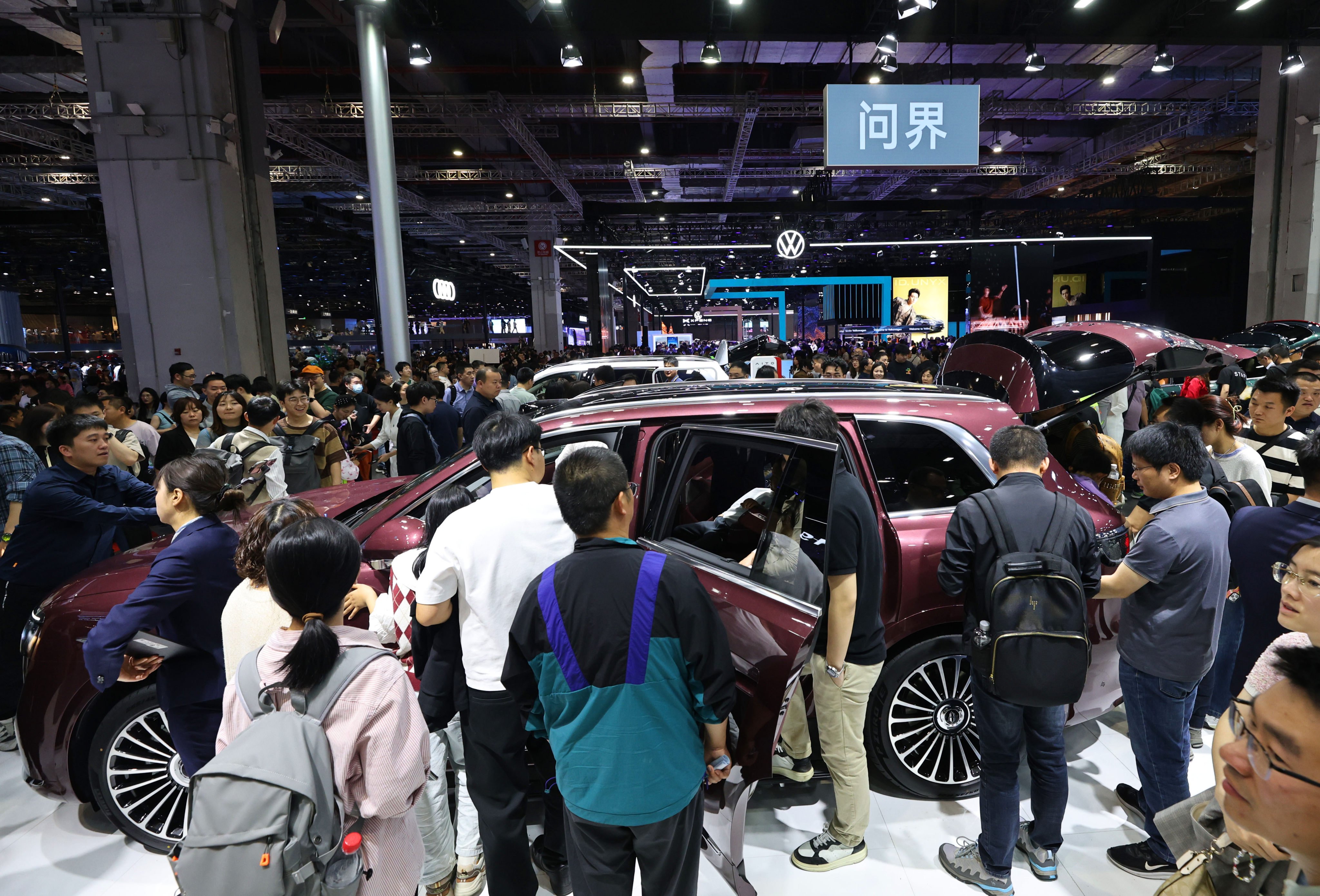 Visitors at the 21st Shanghai International Automobile Industry Exhibition on April 26, 2025. Photo: Xinhua