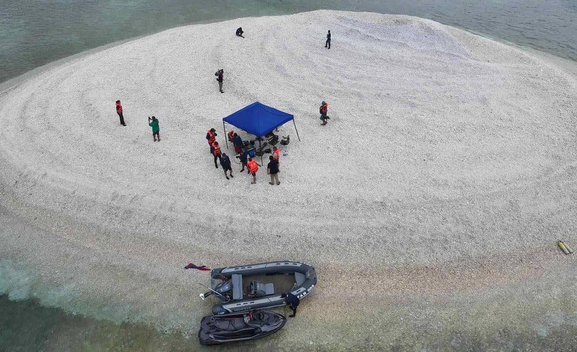 Filipino scientists inspect Sandy Cay reef, near the Philippine-held Thitu Island, on March 21. Photo: Philippine Coast Guard and Bureau of Fisheries and Aquatic Resources/AFP Filipino scientists inspect Sandy Cay reef, near the Philippine-held Thitu Island, on March 21. Photo: Philippine Coast Guard and Bureau of Fisheries and Aquatic Resources/AFP
