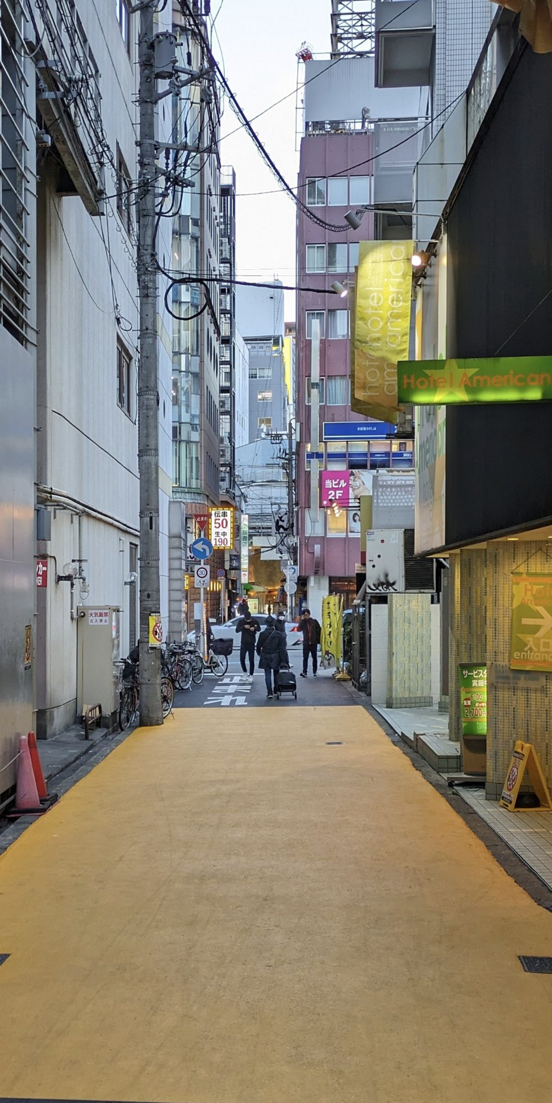 The yellow alley is about 10 minutes’ walk from the JR Osaka Station. Photo: X/@rojiura_sanpo The yellow alley is about 10 minutes’ walk from the JR Osaka Station. Photo: X/@rojiura_sanpo