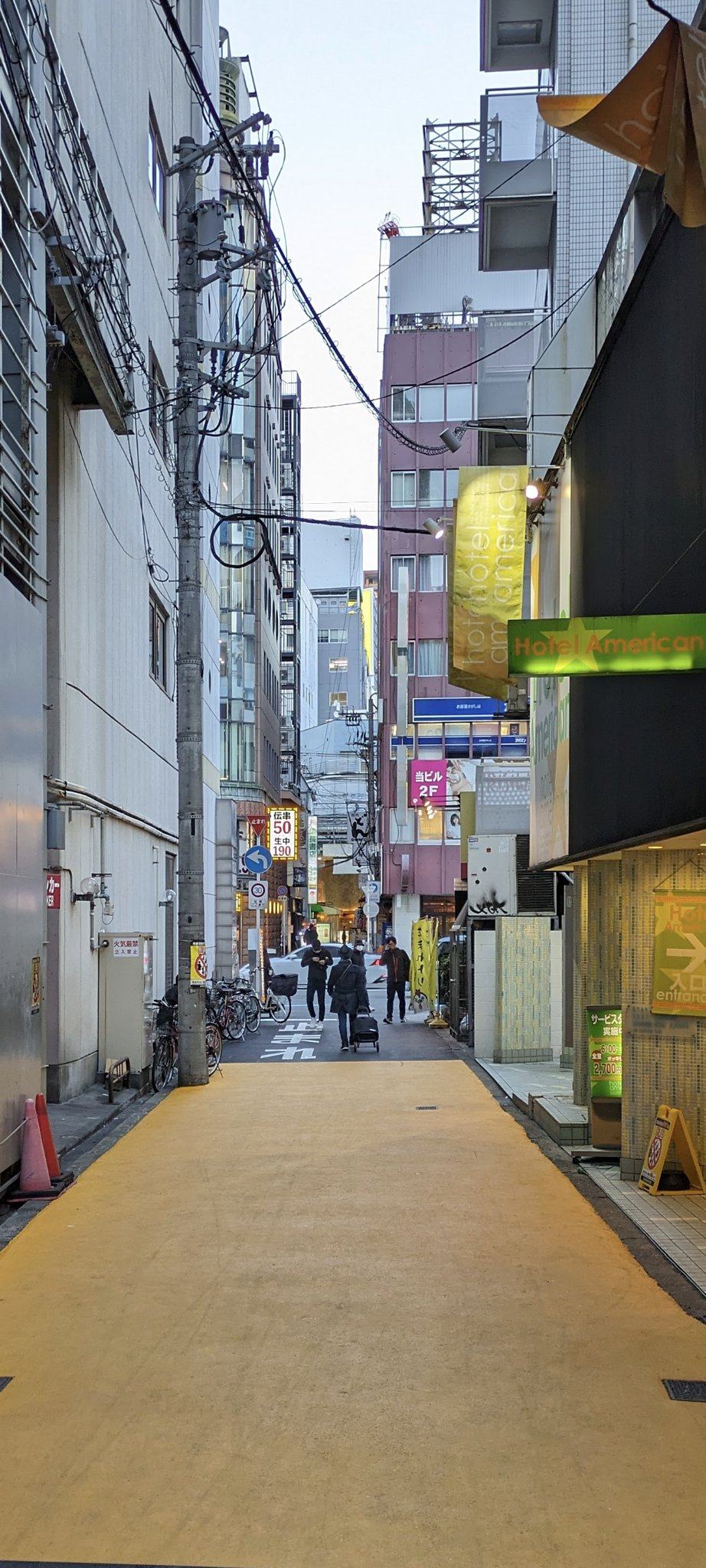 The yellow alley is about 10 minutes from a metro station. Photo: X/@rojiura_sanpo