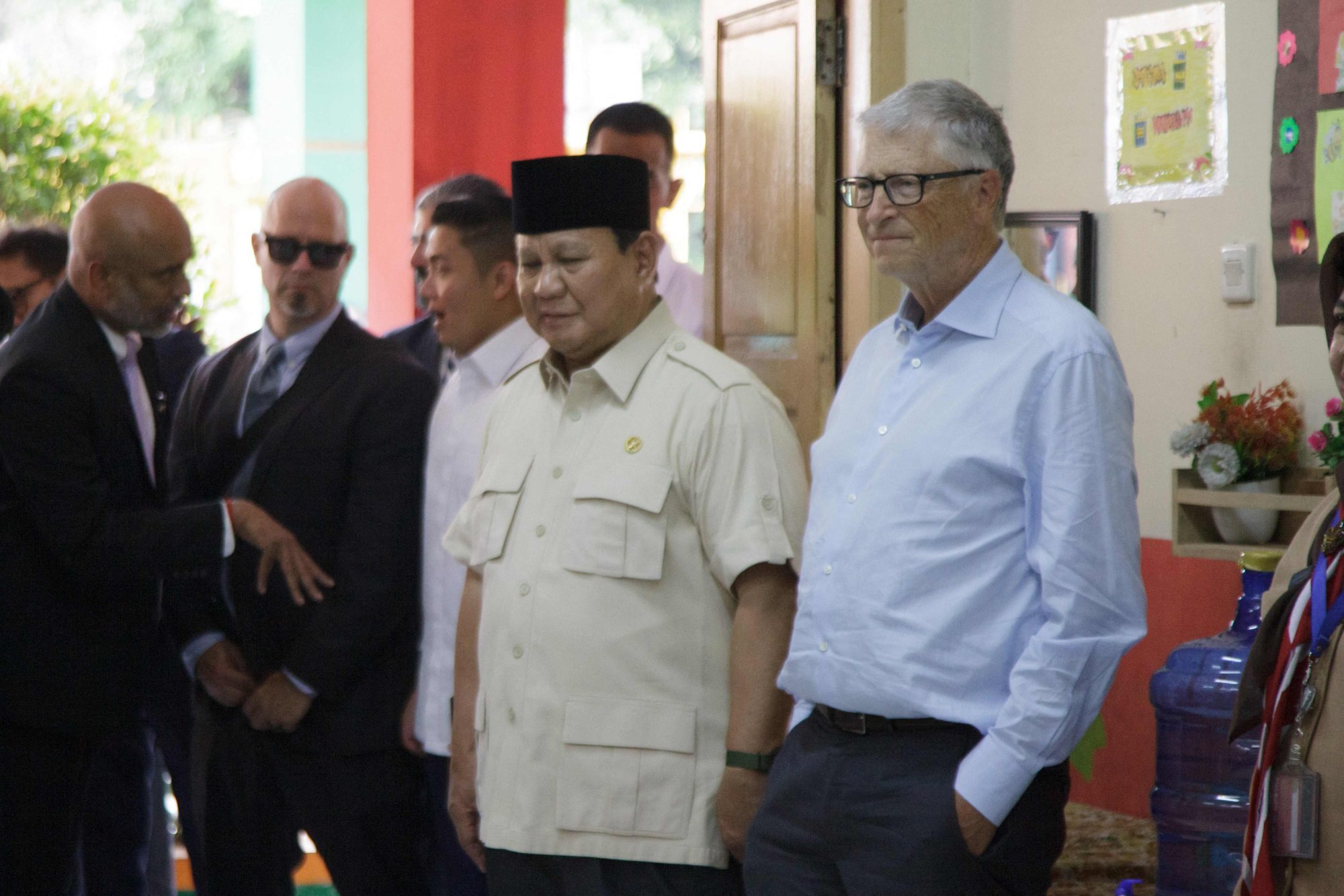 Bill Gates (right), co-founder of Microsoft and Indonesian President Prabowo Subianto inspect the Free Meals Programme, a scheme providing free meals to schoolchildren and pregnant women, at a junior school in Jakarta on Wednesday. Photo: AFP Bill Gates (right), co-founder of Microsoft and Indonesian President Prabowo Subianto inspect the Free Meals Programme, a scheme providing free meals to schoolchildren and pregnant women, at a junior school in Jakarta on Wednesday. Photo: AFP
