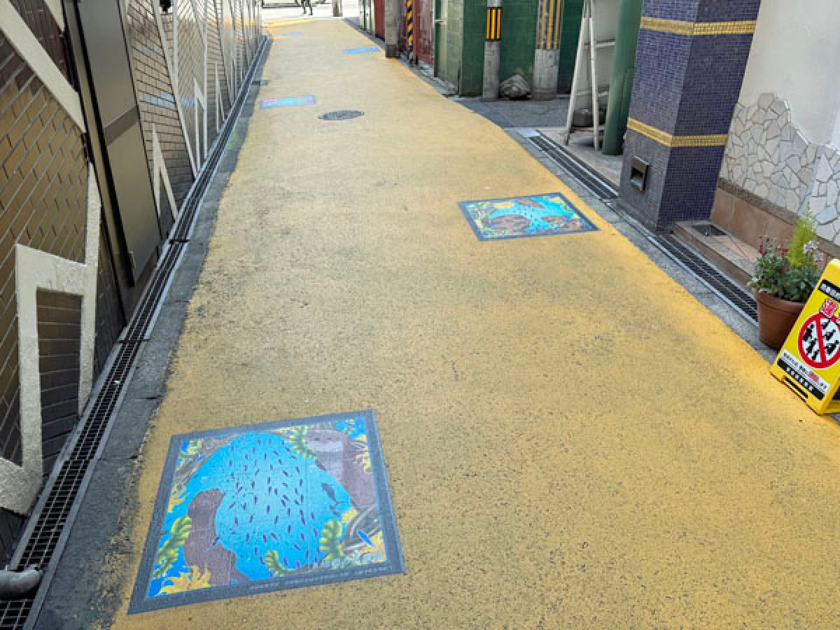 A notorious alley in Osaka has been painted yellow to deter prostitution activities. Photo: X/@Flab_Hula A notorious alley in Osaka has been painted yellow to deter prostitution activities. Photo: X/@Flab_Hula