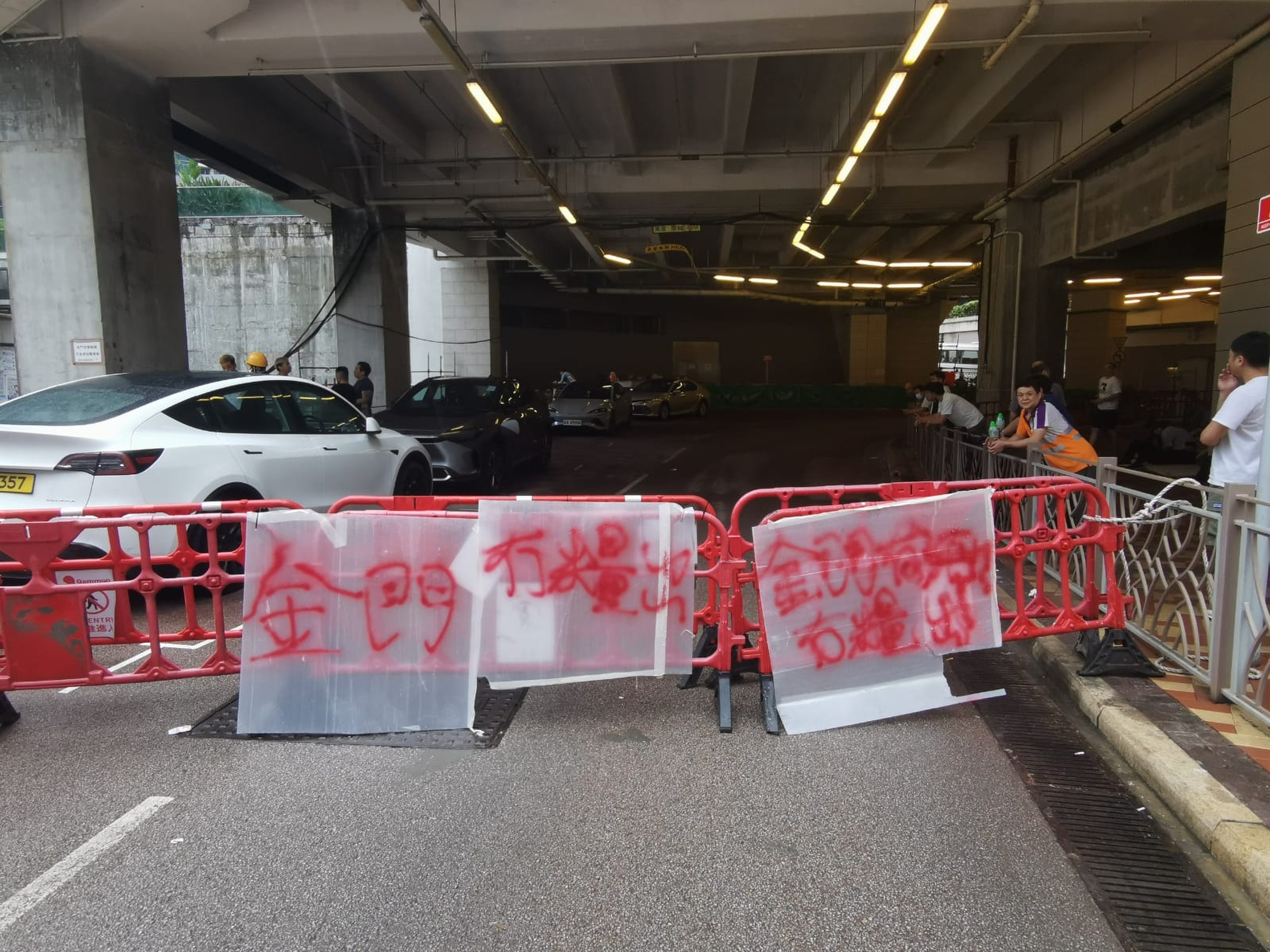 Several dozen workers gather at the Lohas Park Phase 12 construction site in Tseung Kwan O on Wednesday morning to demand an earlier payment date. Photo: Handout