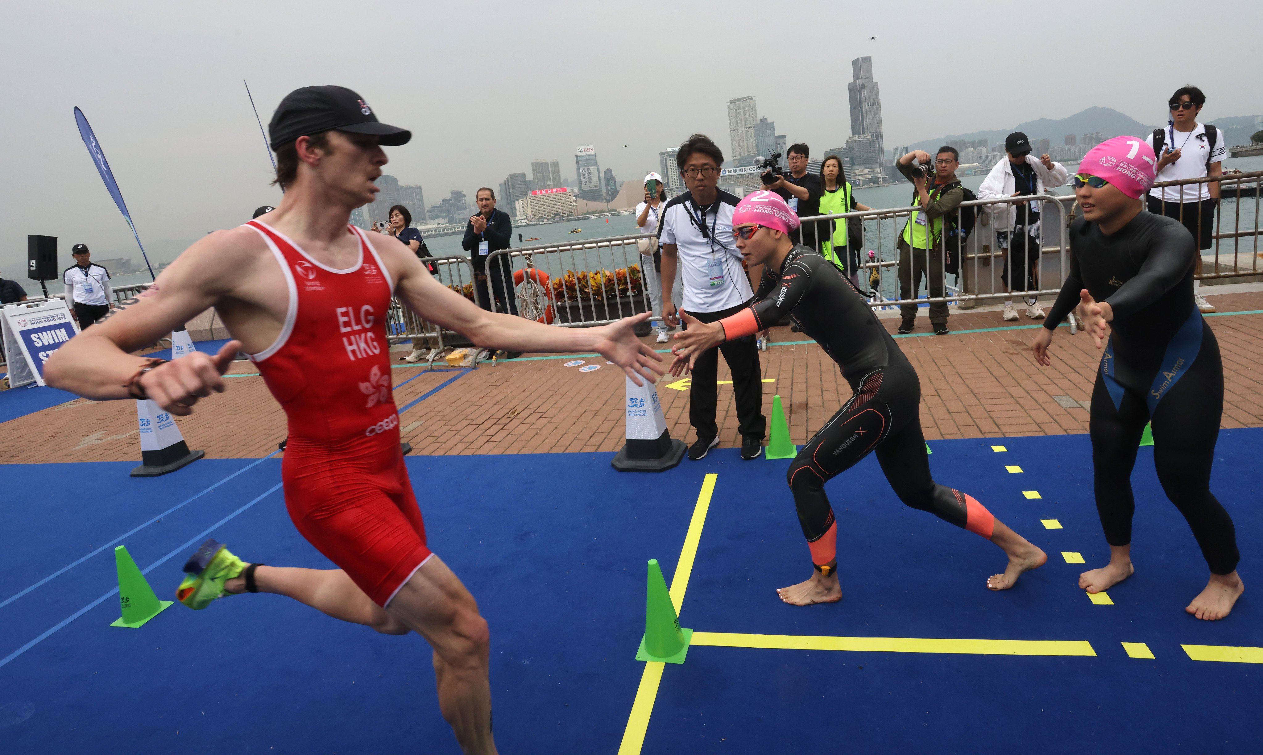Robin Elg hands over to Tallulah Wright in last month’s Asia Triathlon Sprint Championships relay. Photo: Jonathan Wong