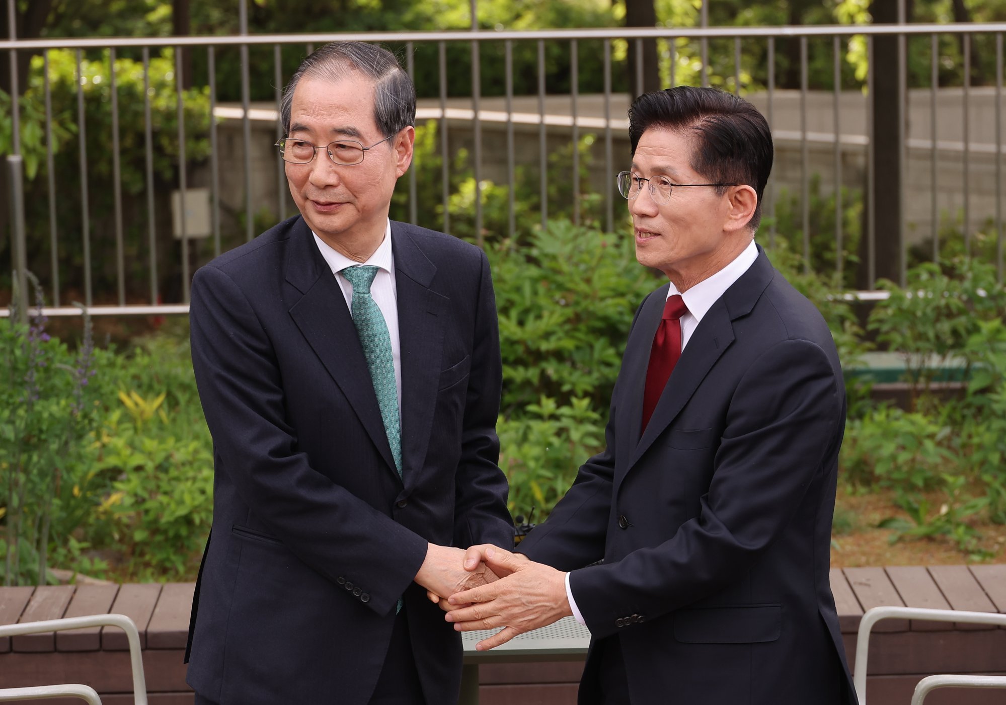 South Korean presidential candidates Han Duck-soo (left) and Kim Moon-soo in Seoul on Thursday. Photo: EPA-EFE/Yonhap South Korean presidential candidates Han Duck-soo (left) and Kim Moon-soo in Seoul on Thursday. Photo: EPA-EFE/Yonhap