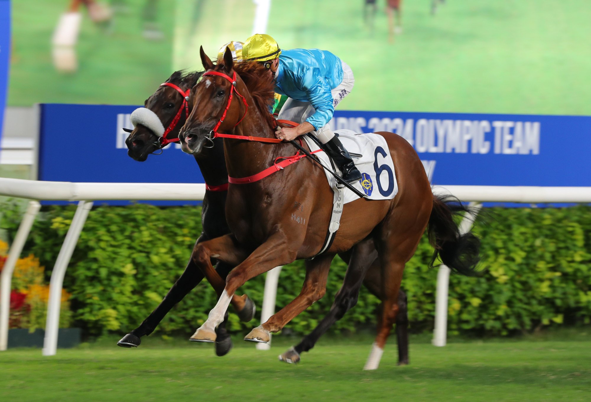 Wunderbar (outside) scores under Zac Purton last October.