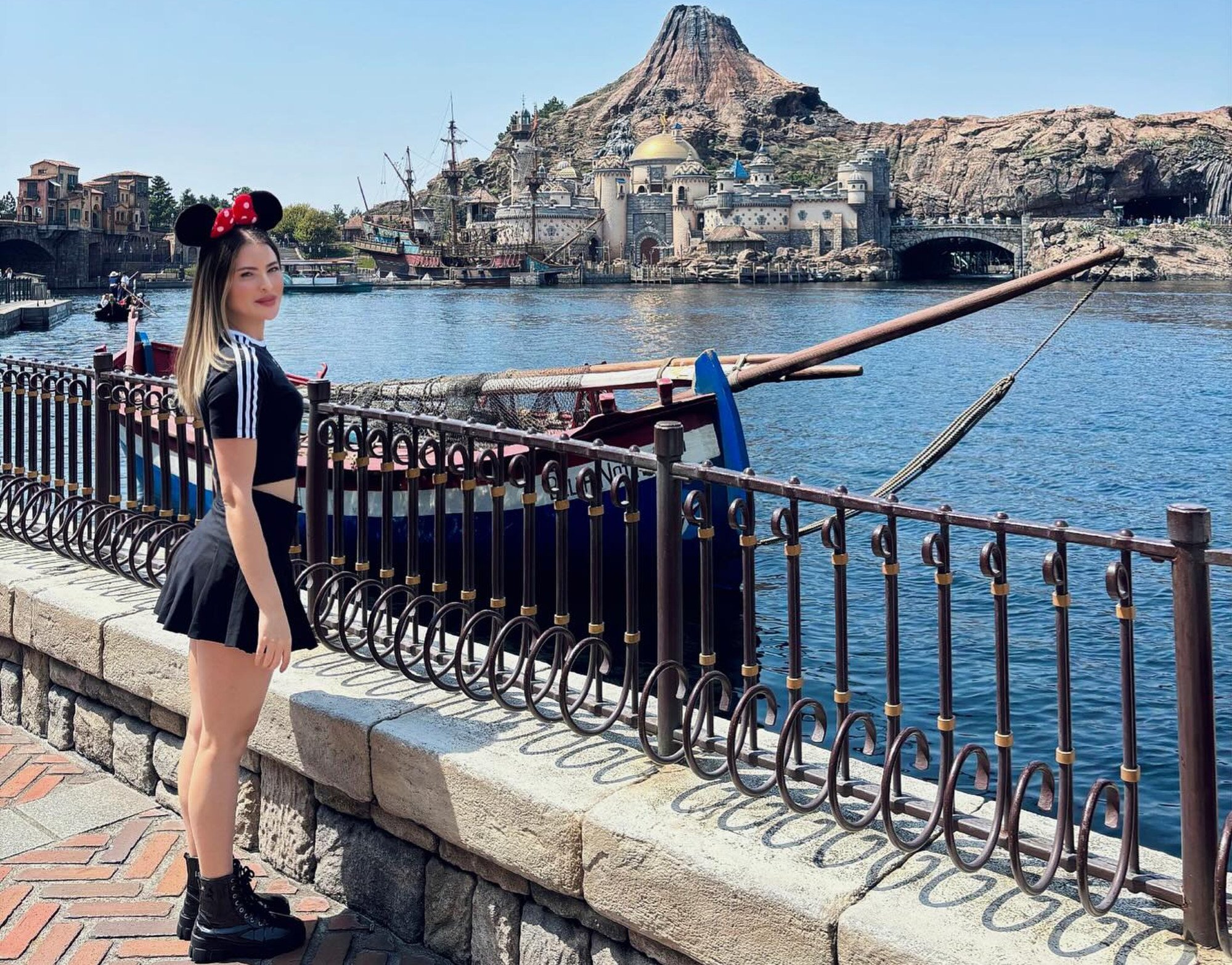 Amanda Borges da Silva at Tokyo DisneySea. Photo: Instagram/ammandaborges