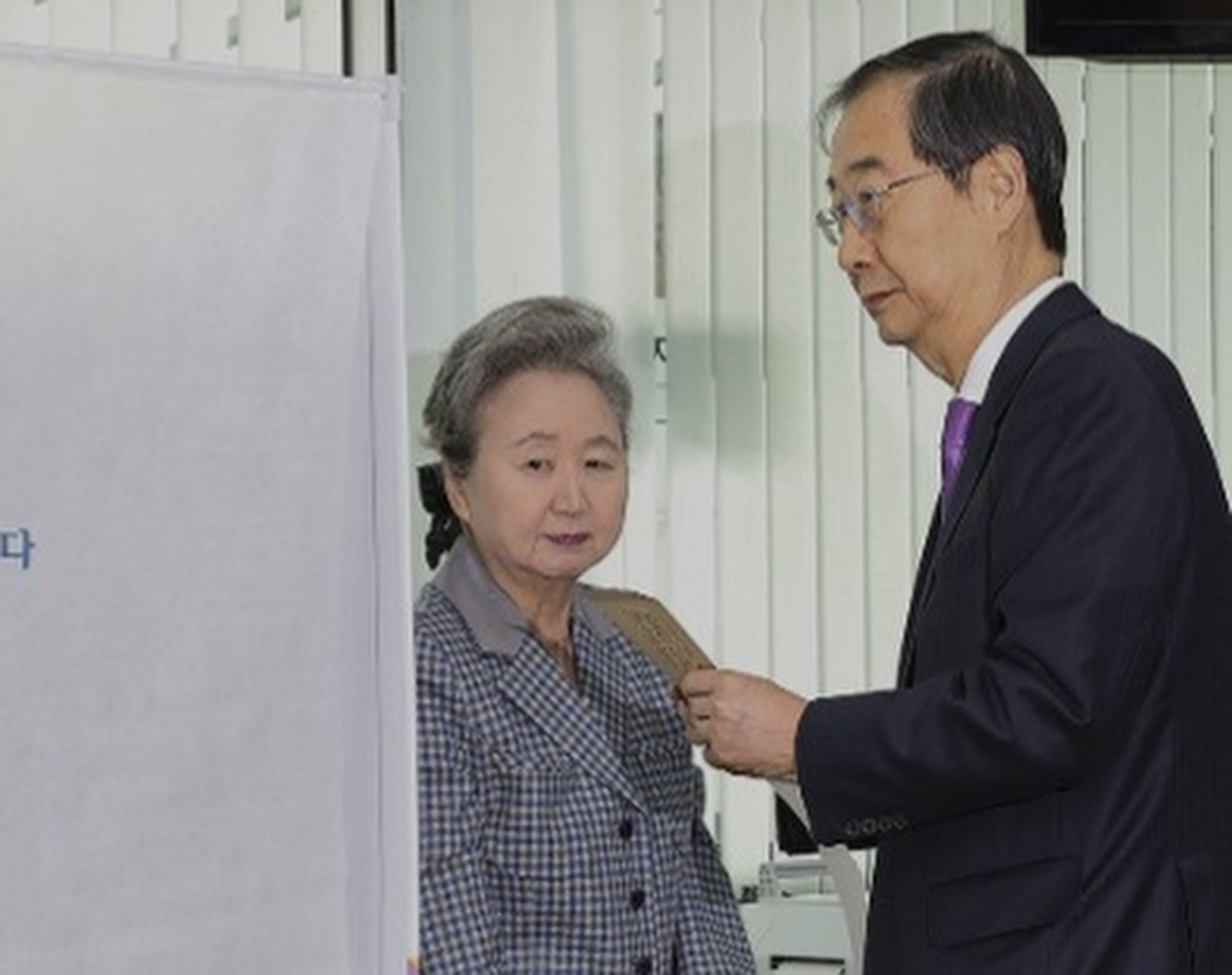 Choi Ah-young (left), wife of South Korea’s former acting president Han Duck-soo, has been described as a “mother of superstition”. Photo: Handout