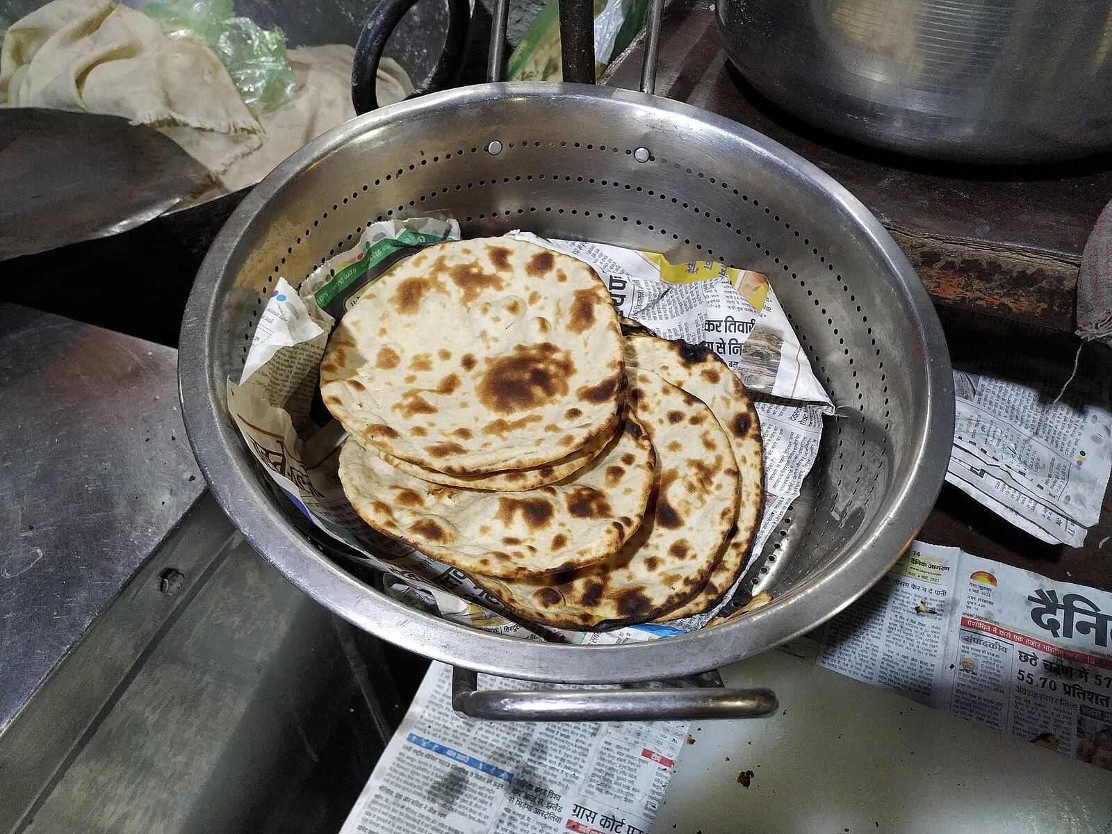 Tandoori flatbread being prepared in northern India. Similar dishes are commonly served at wedding feasts across the country. Photo: Rakesh Bhatt (CC BY-SA 4.0)