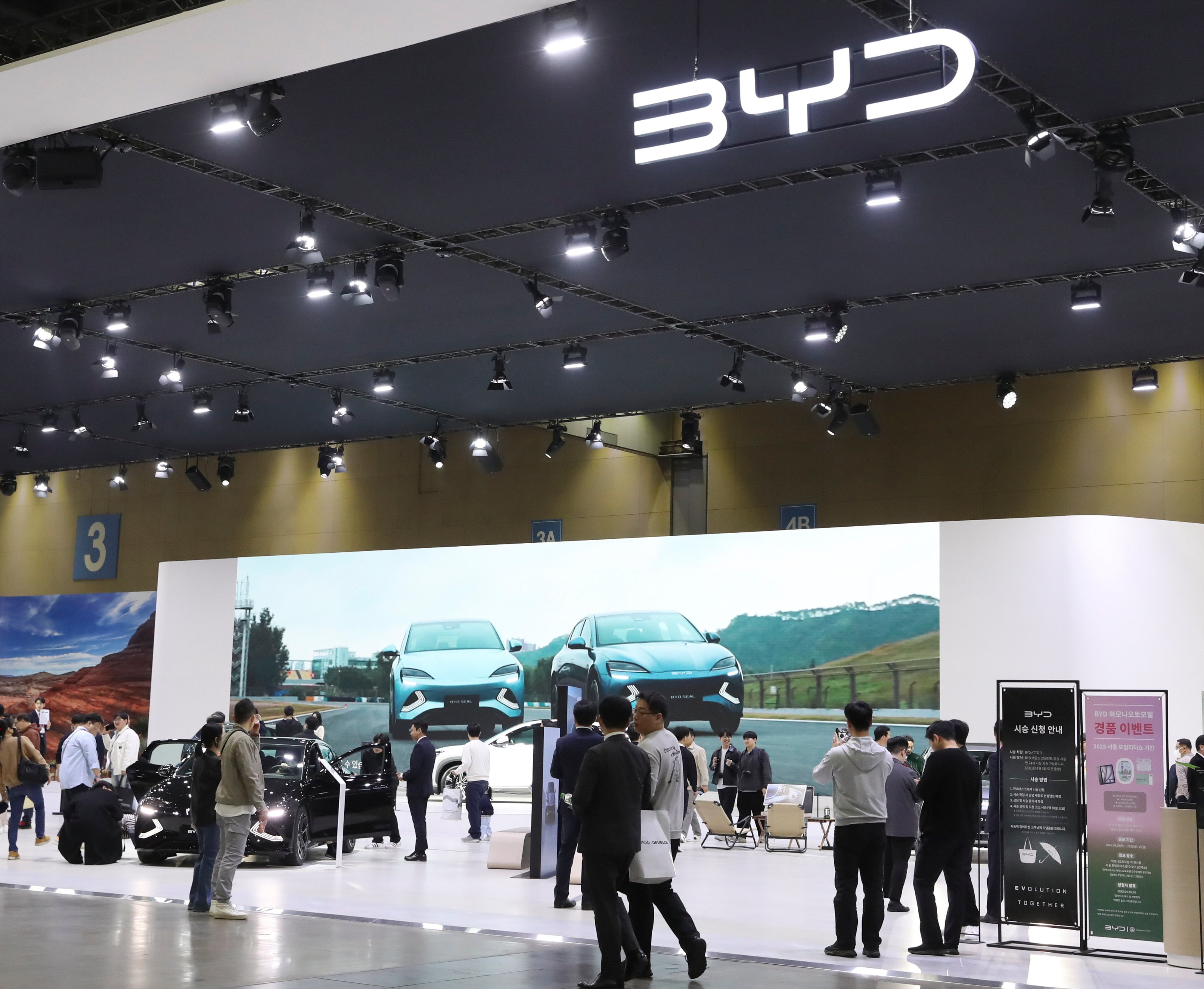 Visitors walk near electric-car manufacturer BYD’s booth at the Seoul Mobility Show 2025 in Goyang City, Gyeonggi province, South Korea, on April 8, 2025. Photo: Xinhua