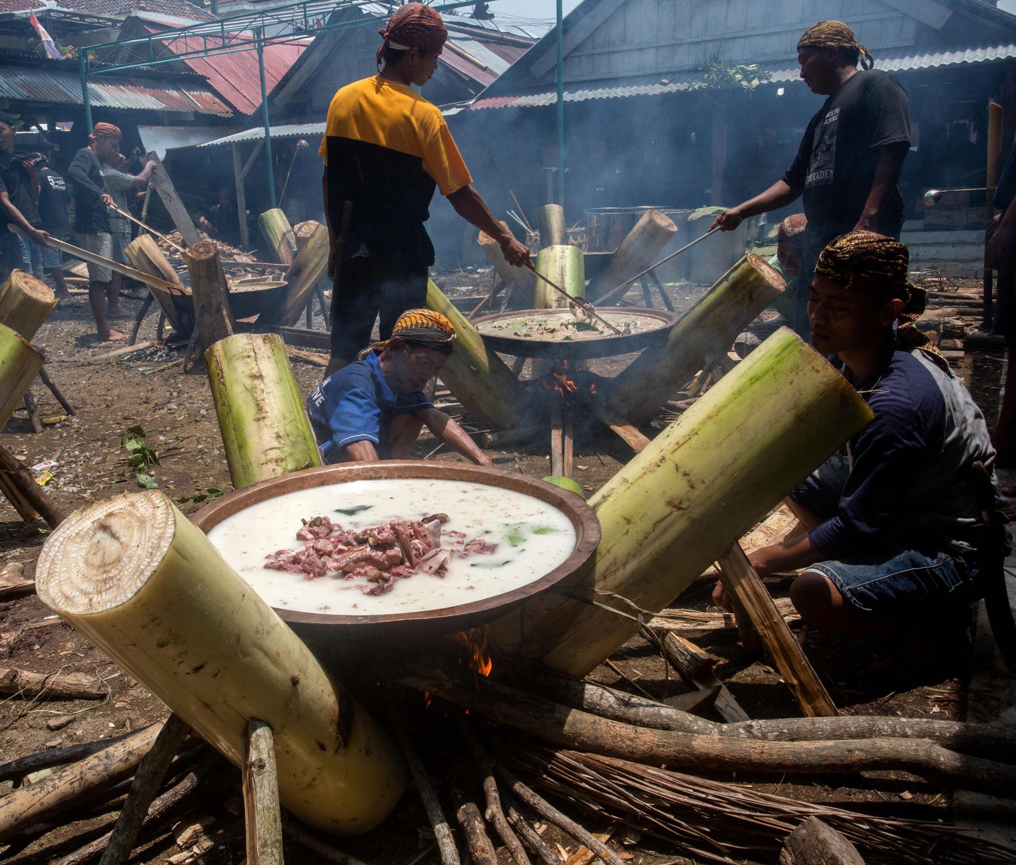 Men of the Bonokeling indigenous community cook meat during the “Unggah-unggahan” ceremony in Banyumas, Central Java, on February 21. Photo: AFP Men of the Bonokeling indigenous community cook meat during the “Unggah-unggahan” ceremony in Banyumas, Central Java, on February 21. Photo: AFP